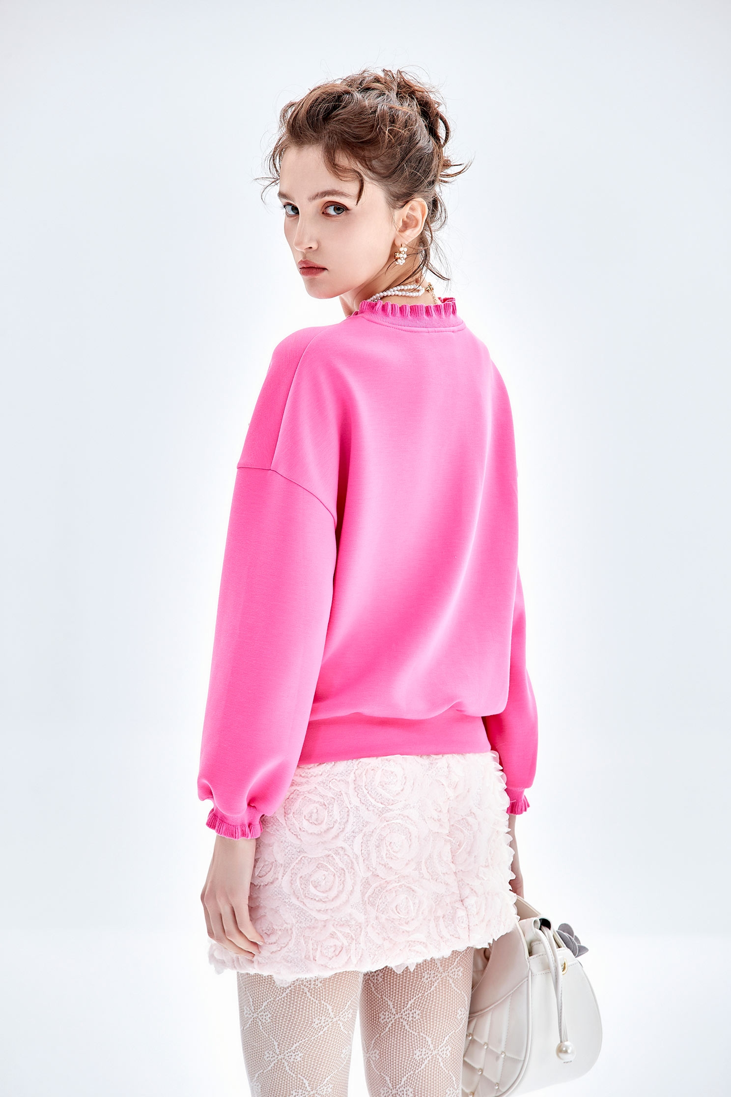 閃粉色花朵刺繡上衣閃粉色花朵刺繡上衣,上衣,人氣商品,刺繡,派對特輯,珍珠,秋冬穿搭,花花世界,荷葉