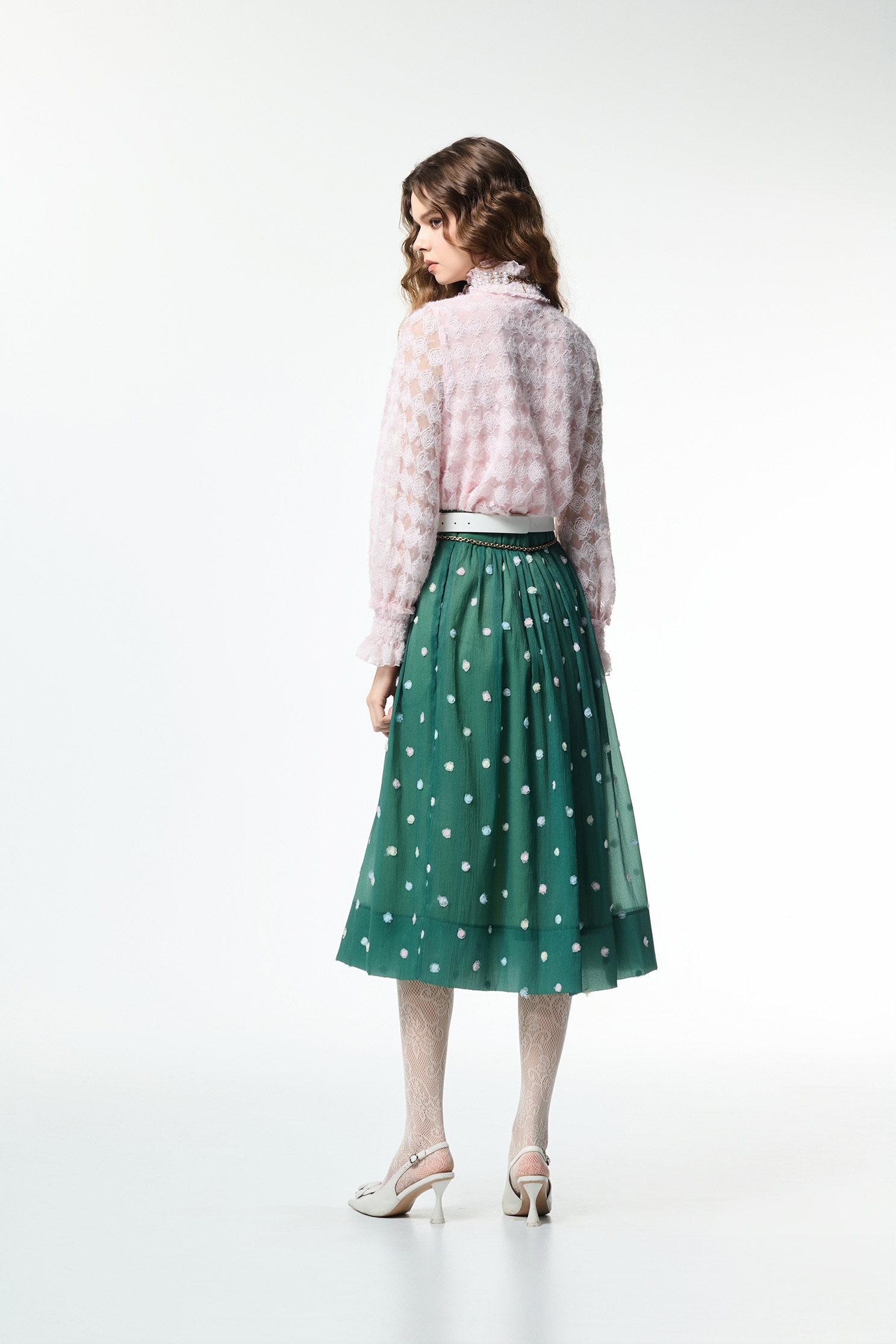 玫瑰石英粉刺繡蕾絲上衣玫瑰石英粉刺繡蕾絲上衣,上衣,人氣商品,刺繡,格紋,秋冬穿搭,約會特輯,花花世界,荷葉,蕾絲,蕾絲上衣