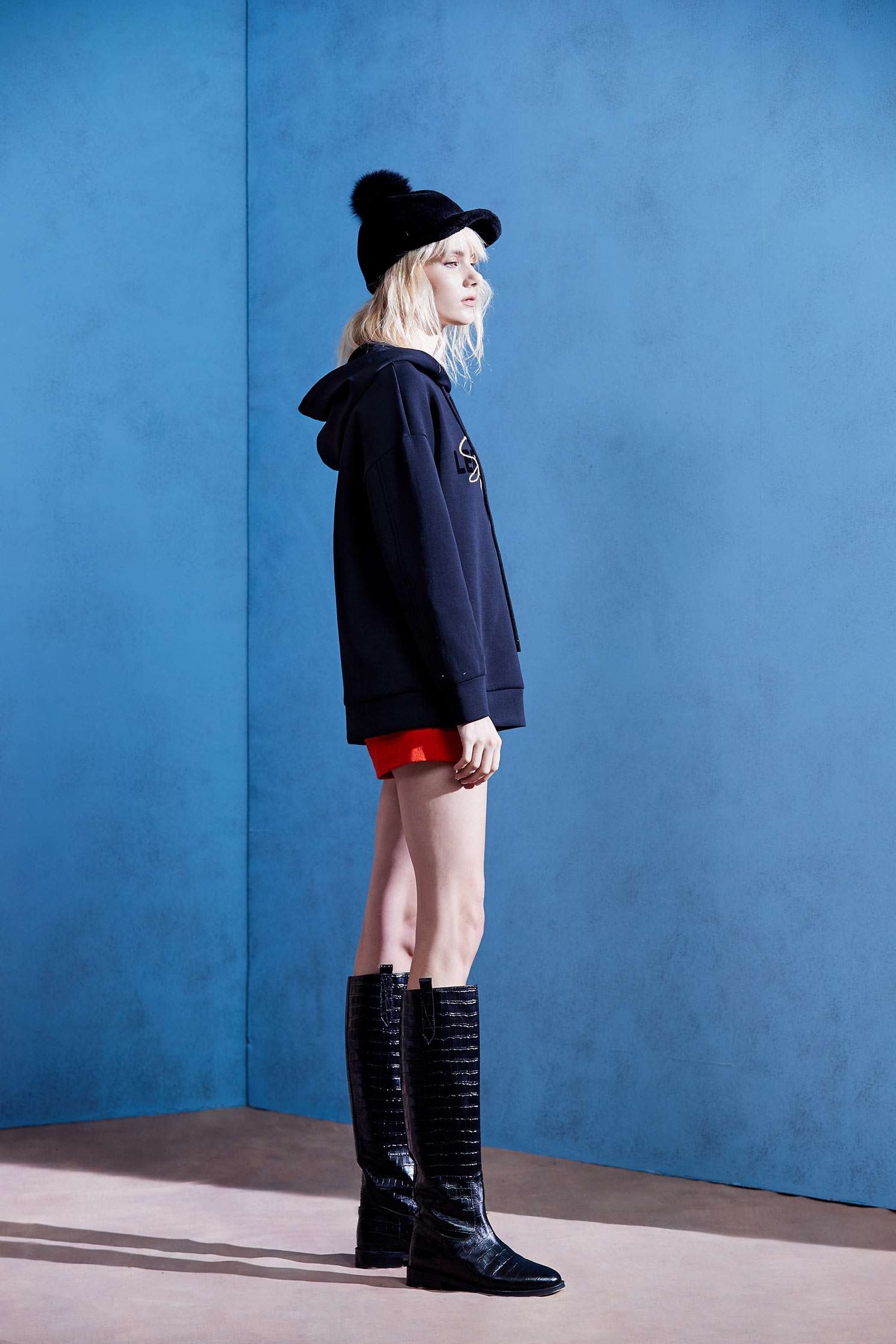 Basic embroidered hat T,embroidery,刺繡上衣,Hoodie Top,embroidered,繡花上衣,Long top,長袖上衣,黑色上衣