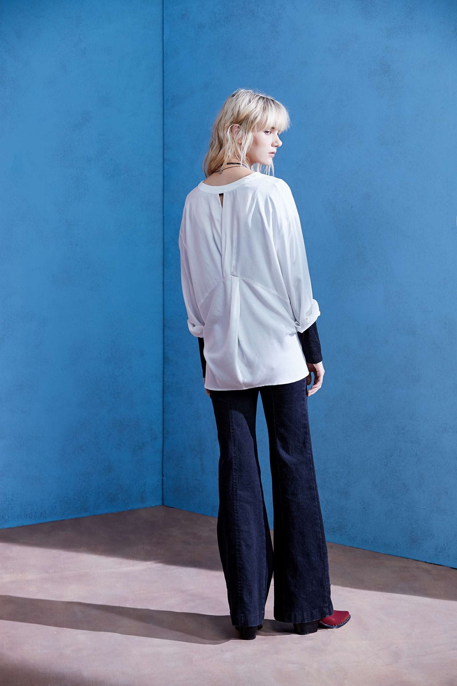 Flowing round-necked shirt,圓領上衣,白色上衣,Blouse,Long top,Long shirt,長袖上衣