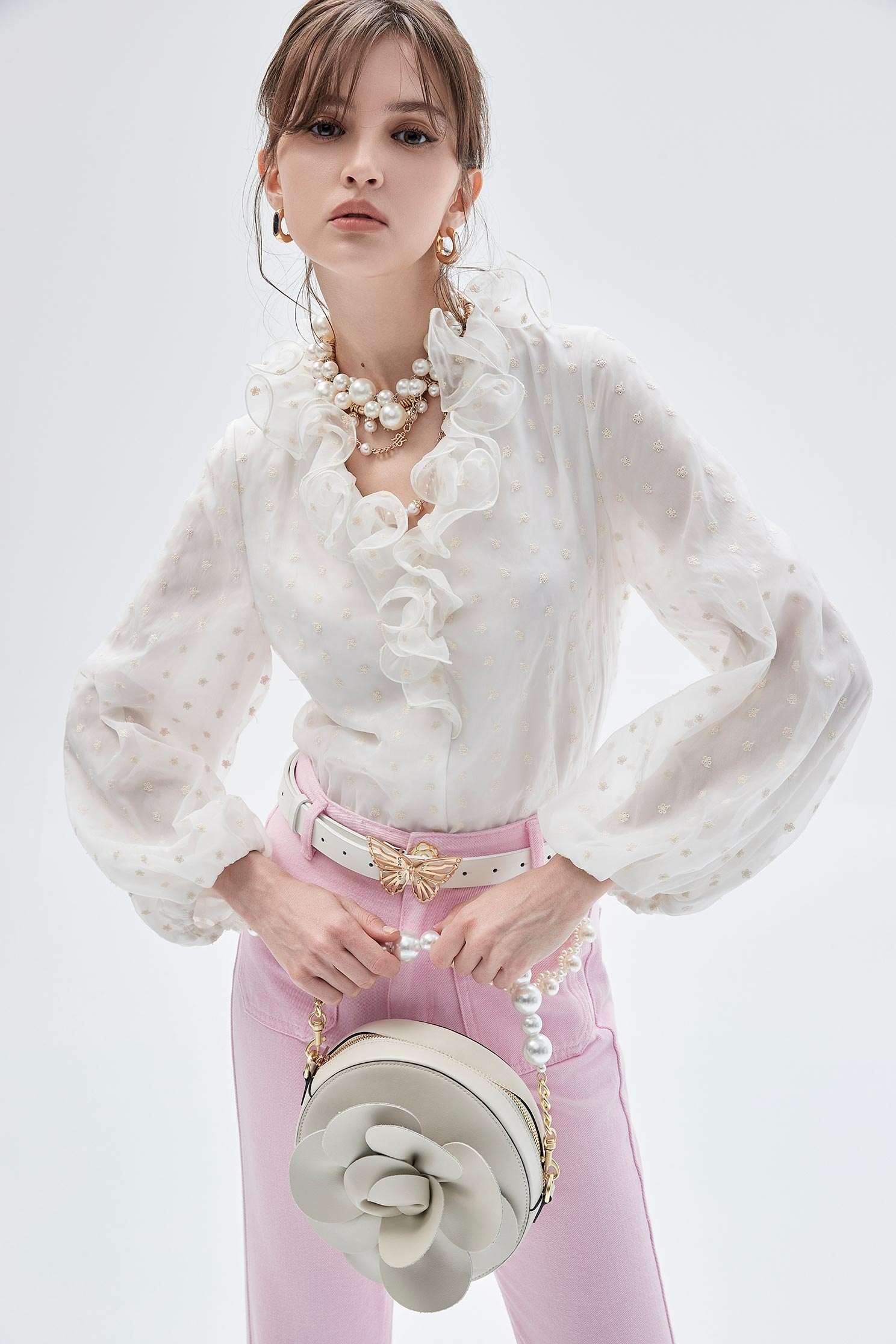 超凡粉點點刺繡上衣超凡粉點點刺繡上衣,V領上衣,上衣,人氣商品,刺繡,春夏穿搭,約會特輯,繡花上衣,荷葉,透膚上衣,雪紡