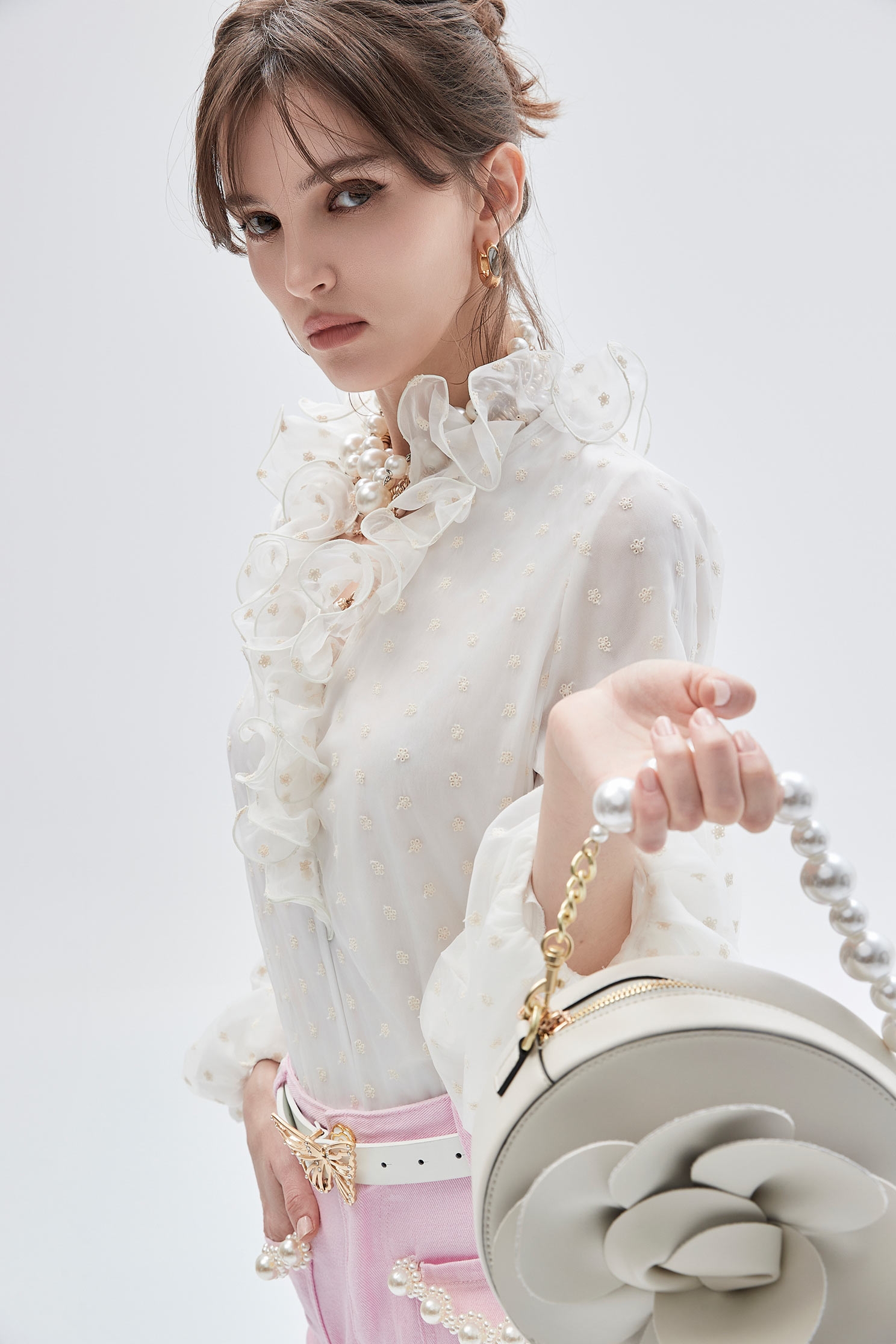 超凡粉點點刺繡上衣超凡粉點點刺繡上衣,V領上衣,上衣,人氣商品,刺繡,春夏穿搭,約會特輯,繡花上衣,荷葉,透膚上衣,雪紡