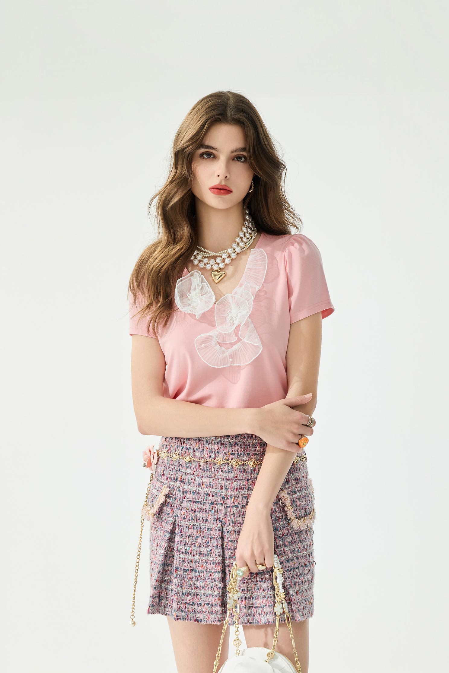 手工花朵造型Ｔ恤上衣手工花朵造型Ｔ恤上衣,T恤,V領上衣,上衣,珍珠,秋冬穿搭,約會特輯,花花世界,蕾絲