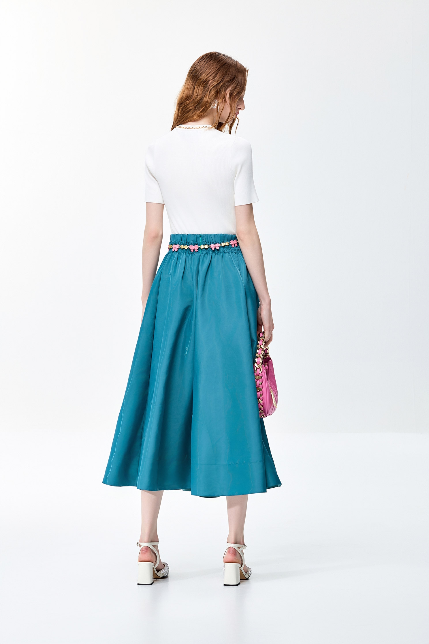 小香風鏈飾針織上衣小香風鏈飾針織上衣,上衣,小香風,春夏穿搭,白色上衣,約會特輯,針織,針織衫