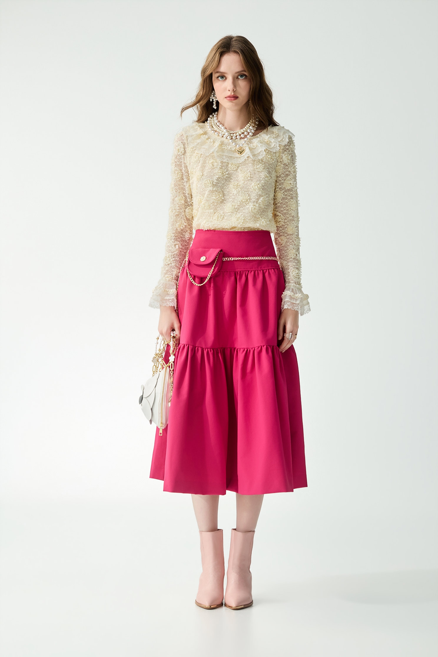 奶油色蕾絲立體花上衣奶油色蕾絲立體花上衣,上衣,春夏穿搭,約會特輯,花花世界,荷葉,蕾絲,蕾絲上衣