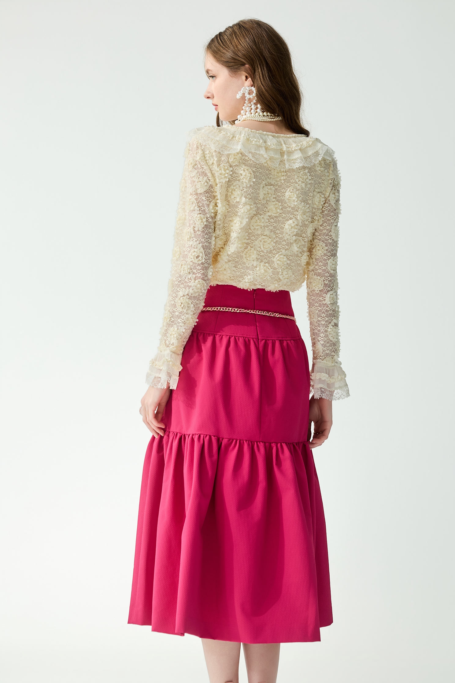 奶油色蕾絲立體花上衣奶油色蕾絲立體花上衣,上衣,春夏穿搭,約會特輯,花花世界,荷葉,蕾絲,蕾絲上衣