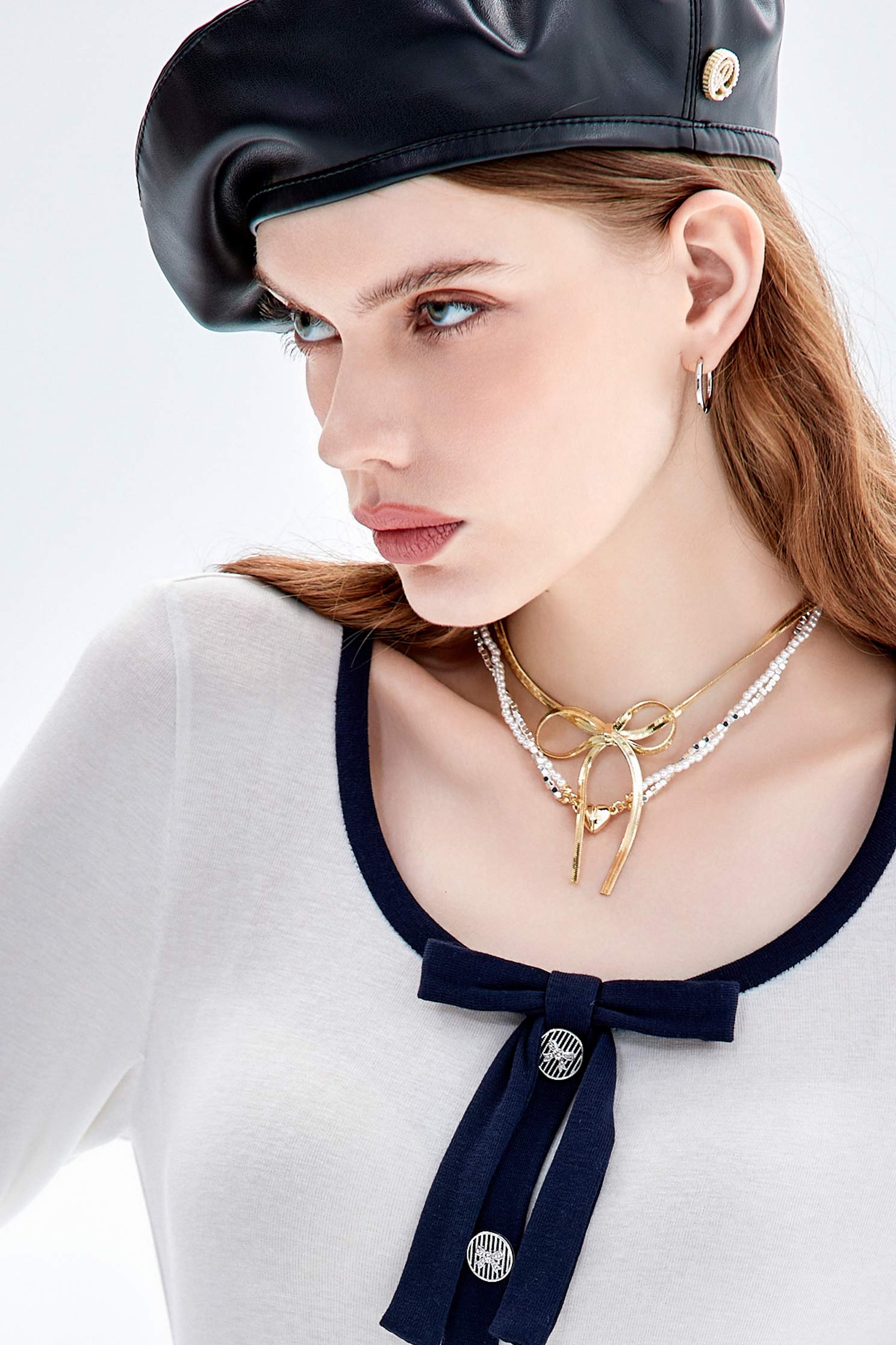 鍊條蝴蝶結頸鍊鍊條蝴蝶結頸鍊,一般洋裝,牛仔,牛仔,洋裝,牛仔褲,秋冬穿搭,蝴蝶結,項鍊