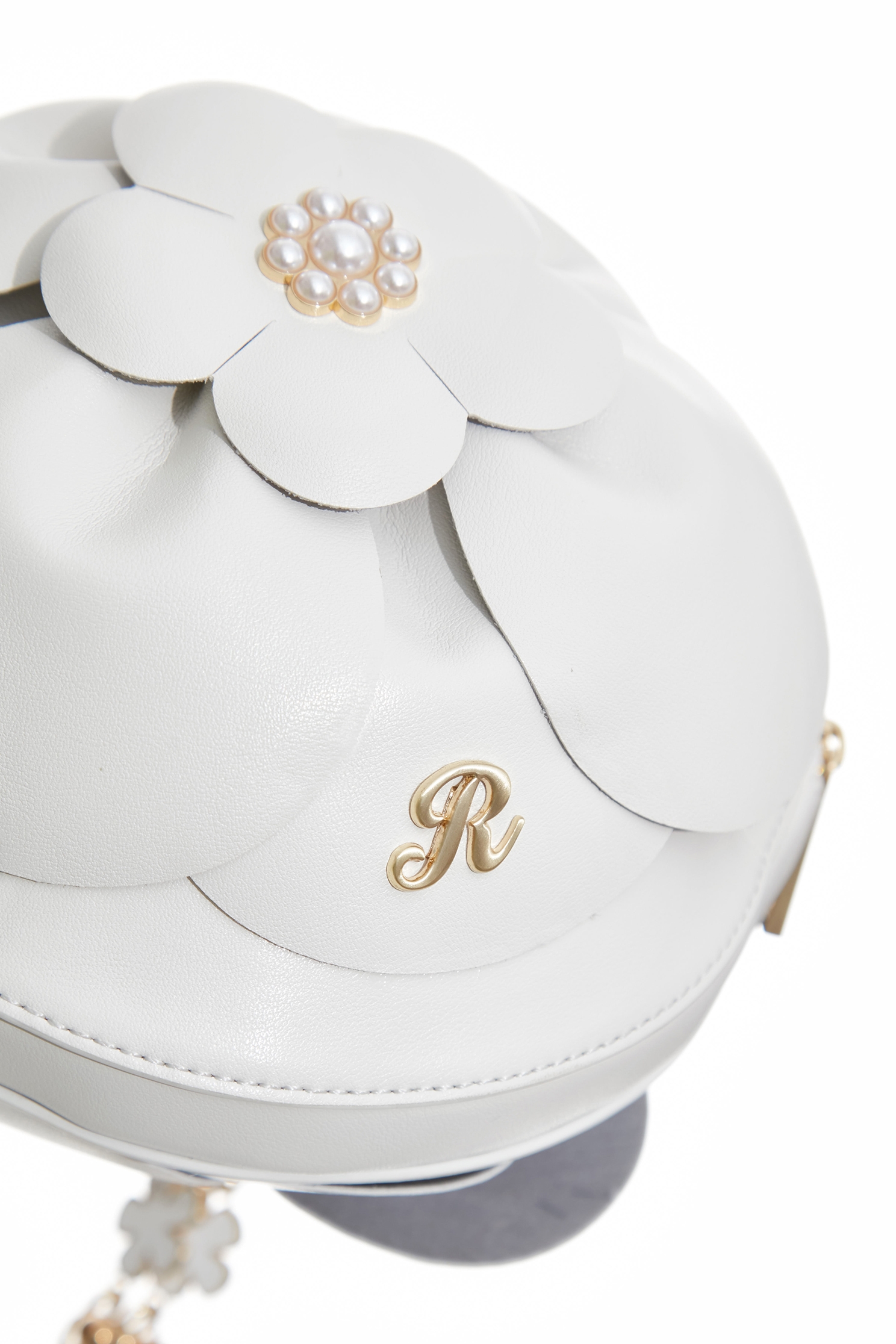 優雅花朵多用肩背包優雅花朵多用肩背包,側背包,春夏穿搭,珍珠,皮革,肩背包