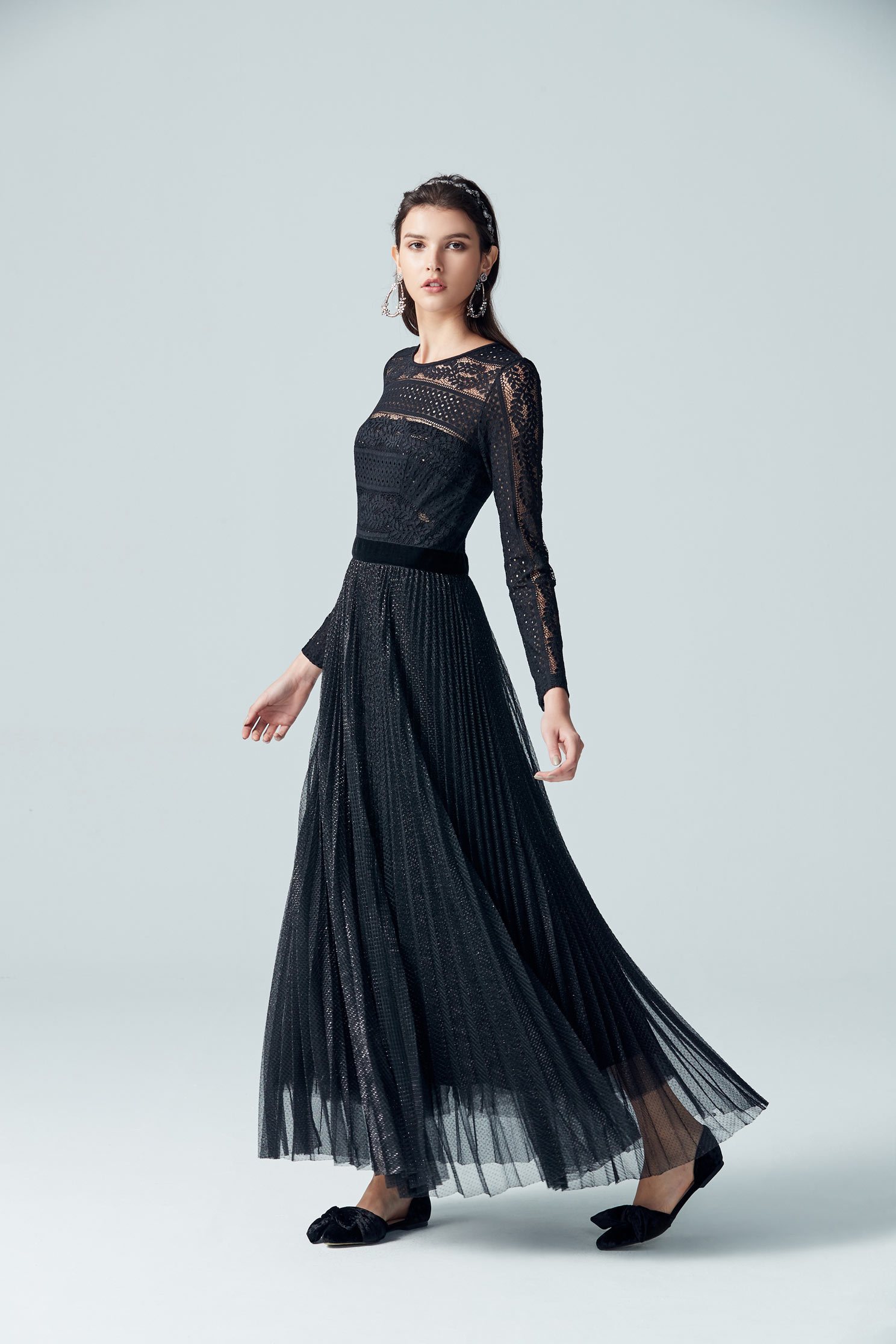 Elegant and gorgeous dress,cocktaildress,eveningwear,lace,lacedress,perspectivedress,longsleevedress,blackdress