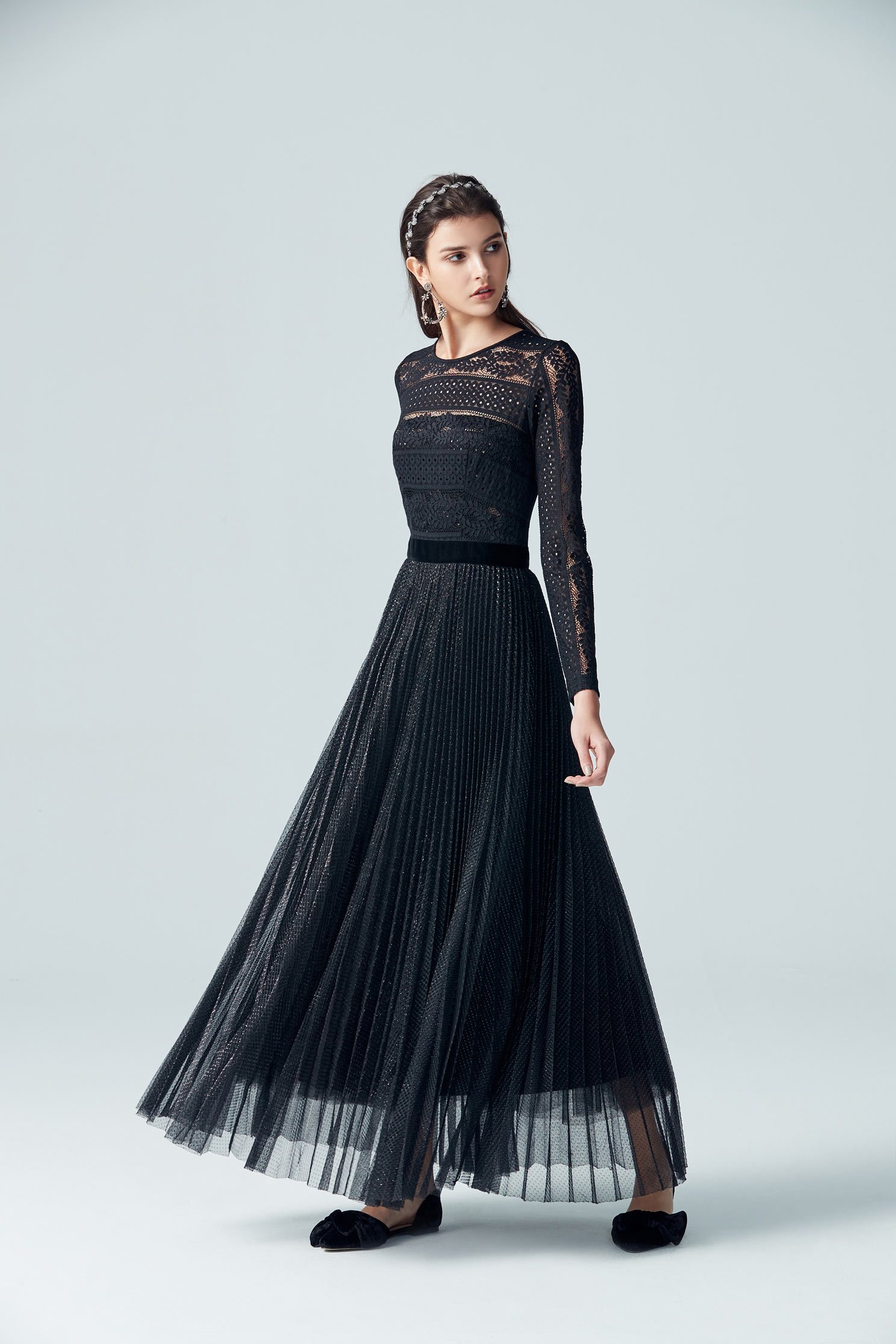 Elegant and gorgeous dress,cocktaildress,eveningwear,lace,lacedress,perspectivedress,longsleevedress,blackdress