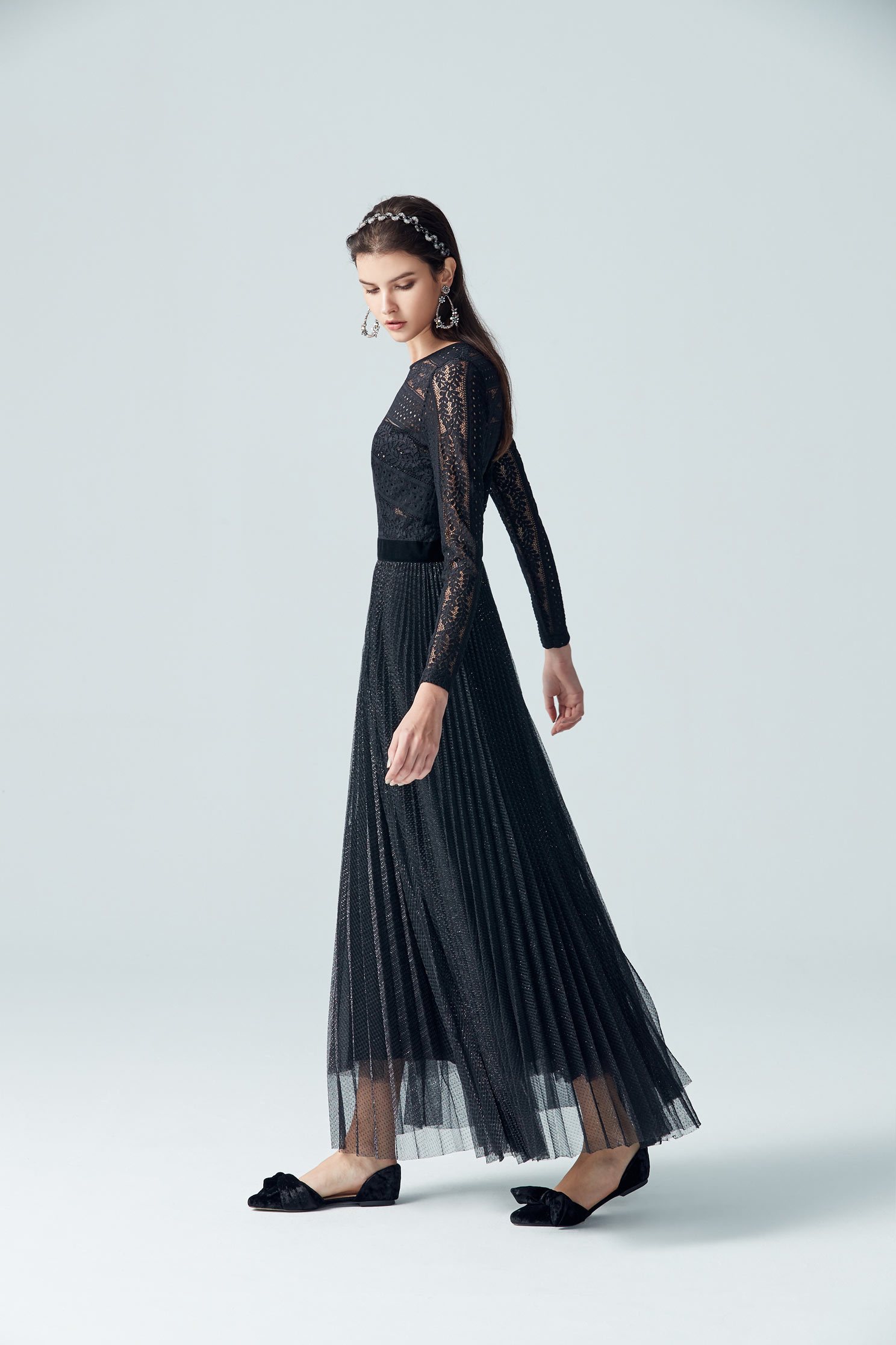 Elegant and gorgeous dress,cocktaildress,eveningwear,lace,lacedress,perspectivedress,longsleevedress,blackdress