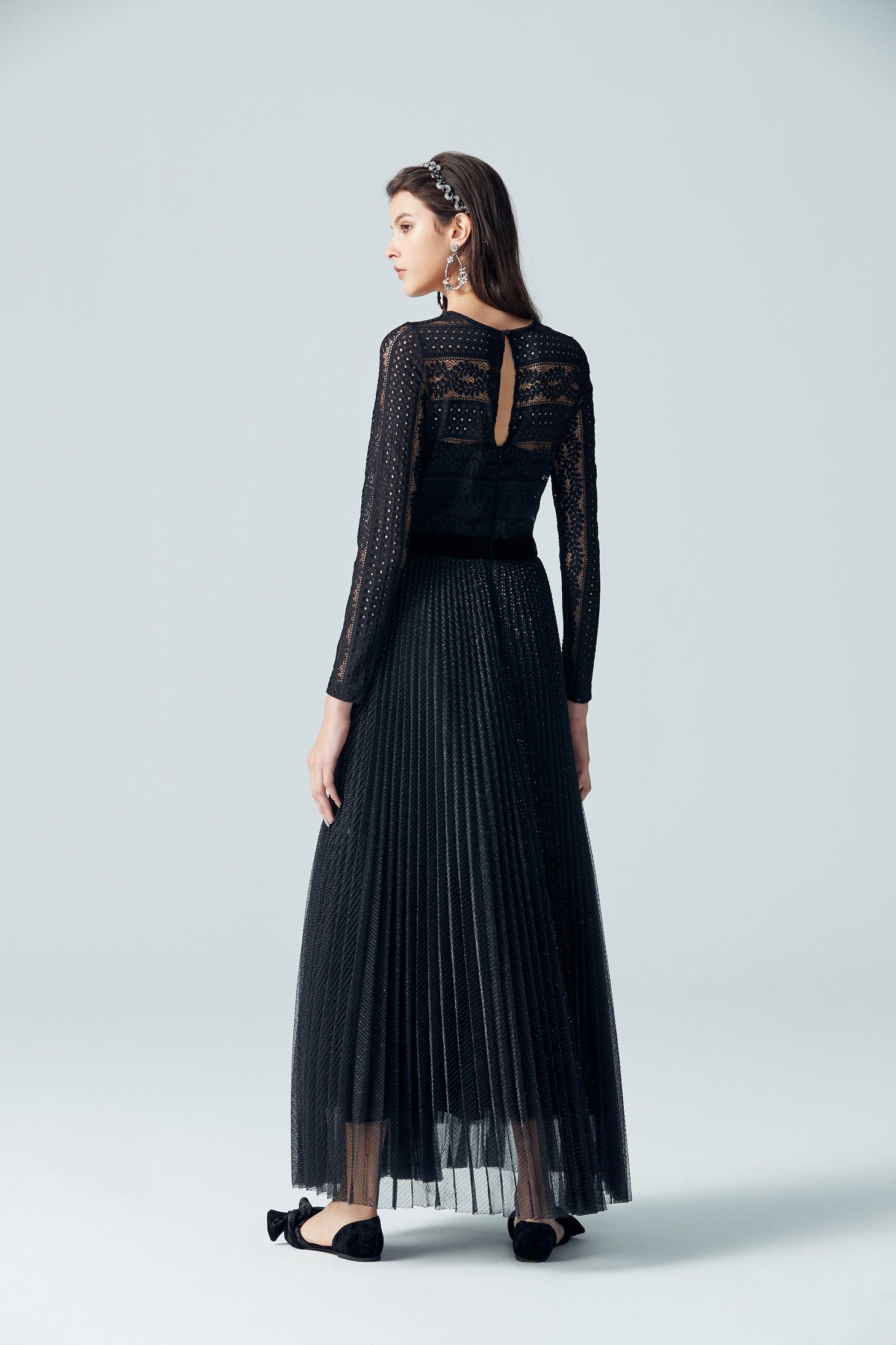 Elegant and gorgeous dress,cocktaildress,eveningwear,lace,lacedress,perspectivedress,longsleevedress,blackdress