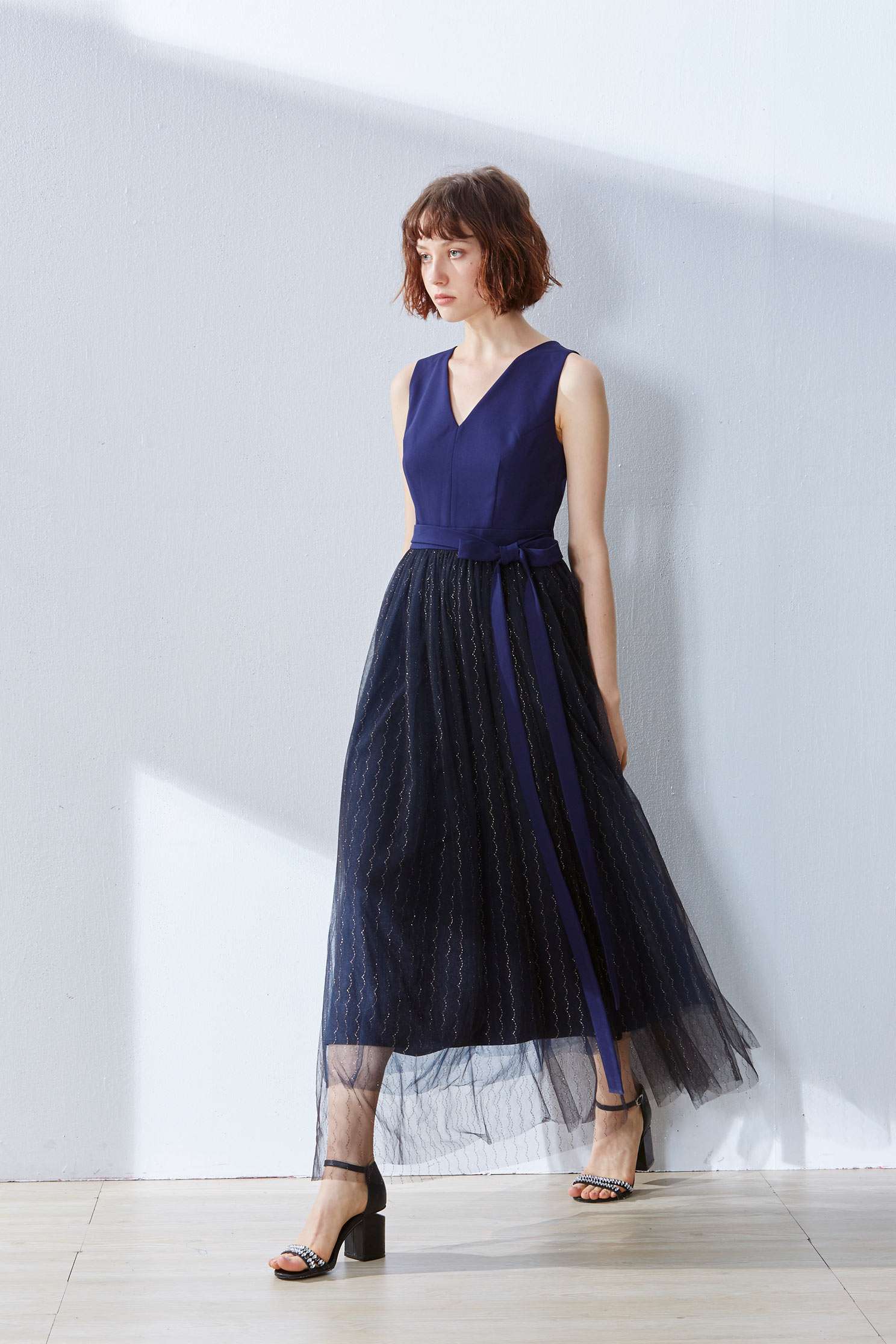V-neck gauze stitching sleeveless dress,v-neckdress,embroidery,embroiderddress,cocktaildress,sleevelessdress,eveningwear,embroidered,perspectivedress