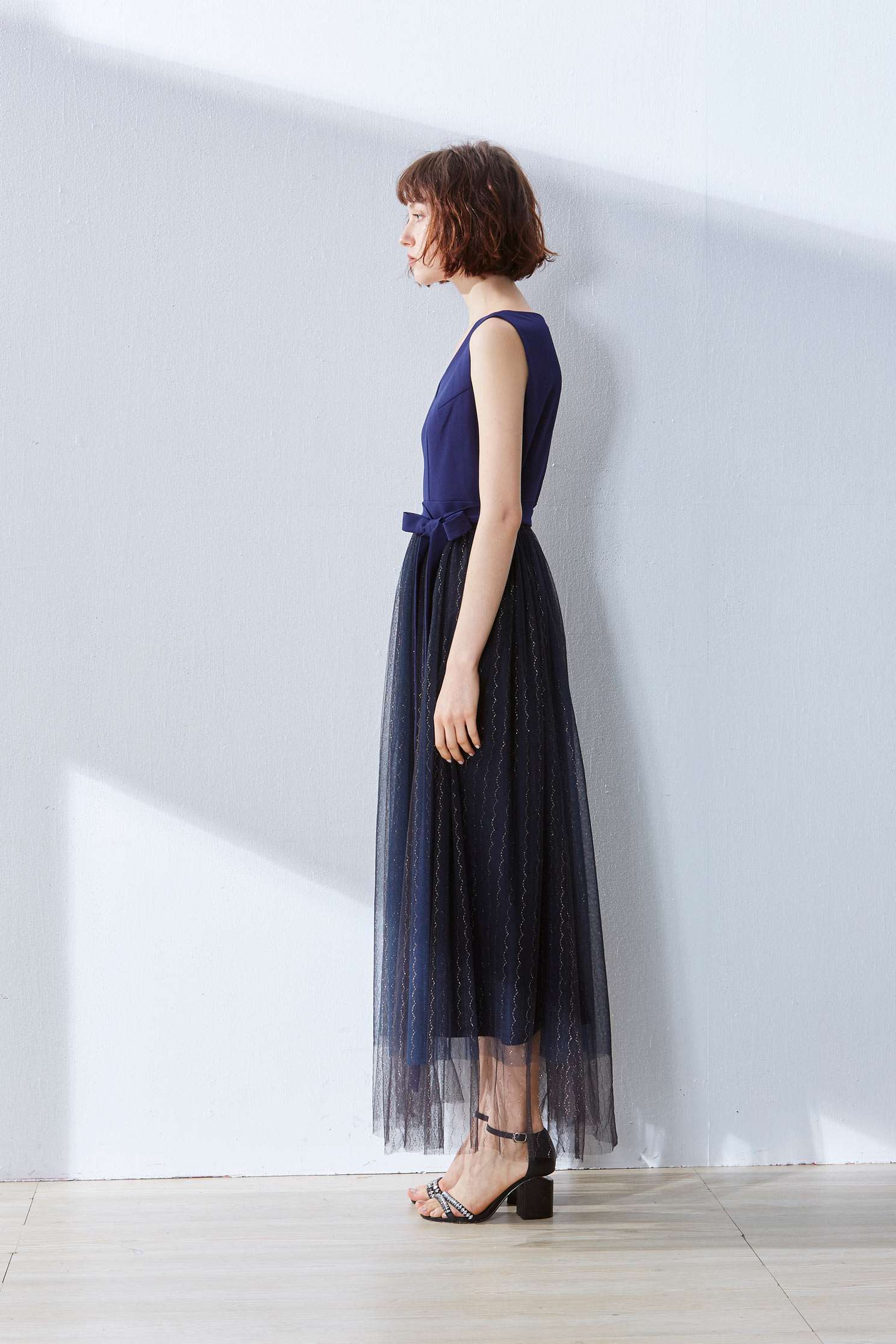 V-neck gauze stitching sleeveless dress,v-neckdress,embroidery,embroiderddress,cocktaildress,sleevelessdress,eveningwear,embroidered,perspectivedress