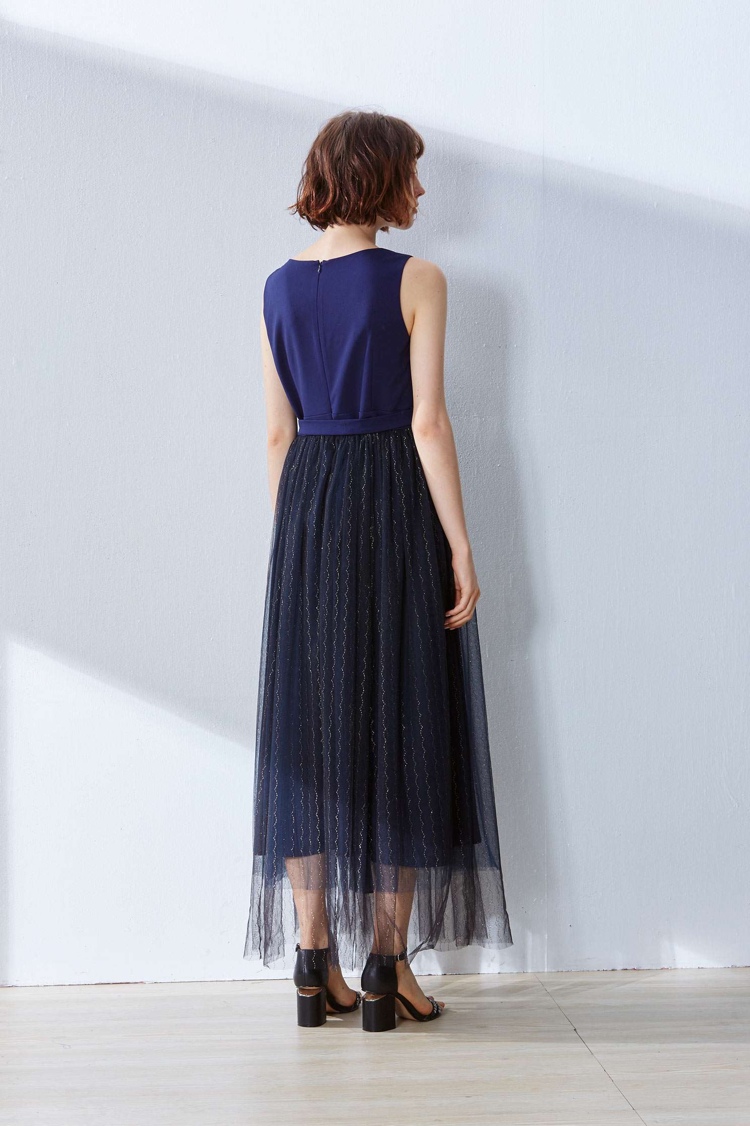 V-neck gauze stitching sleeveless dress,v-neckdress,embroidery,embroiderddress,cocktaildress,sleevelessdress,eveningwear,embroidered,perspectivedress