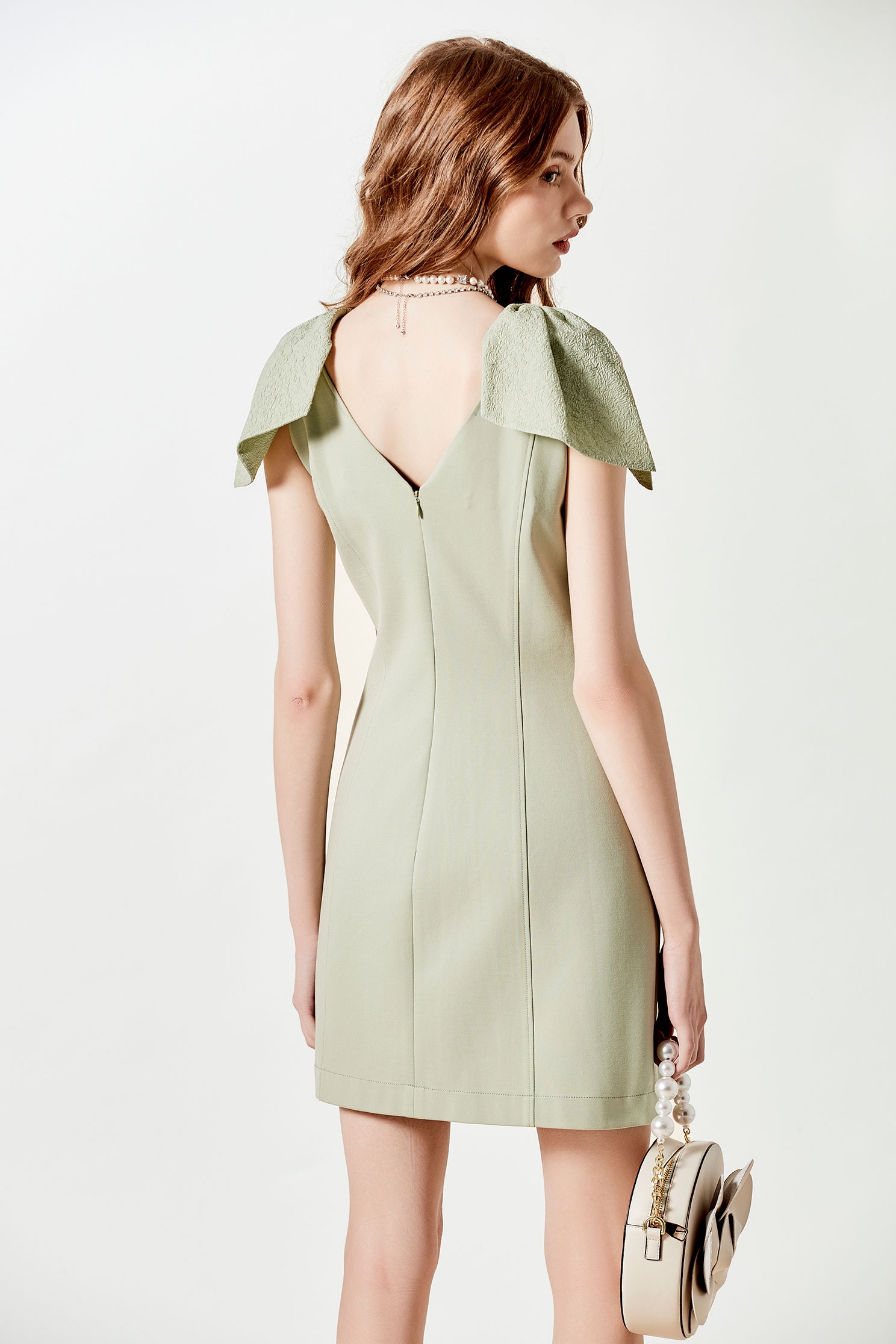 無花果綠小禮服無花果綠小禮服,V領洋裝,小禮服,春夏穿搭,洋裝特輯,短袖洋裝,禮服,約會特輯,蝴蝶結