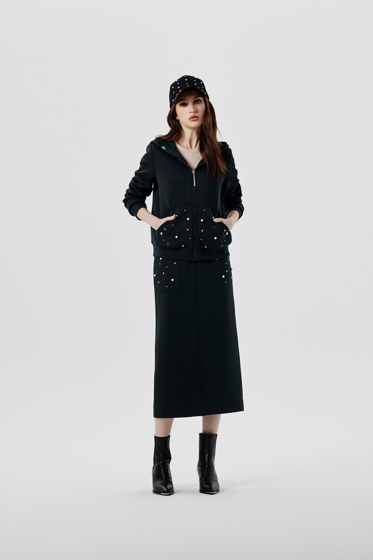 晚山新黛珍珠連帽外套晚山新黛珍珠連帽外套,人氣商品,刺繡,外套,春夏穿搭,時髦成套搭配,珍珠,簡約穿搭,連帽外套