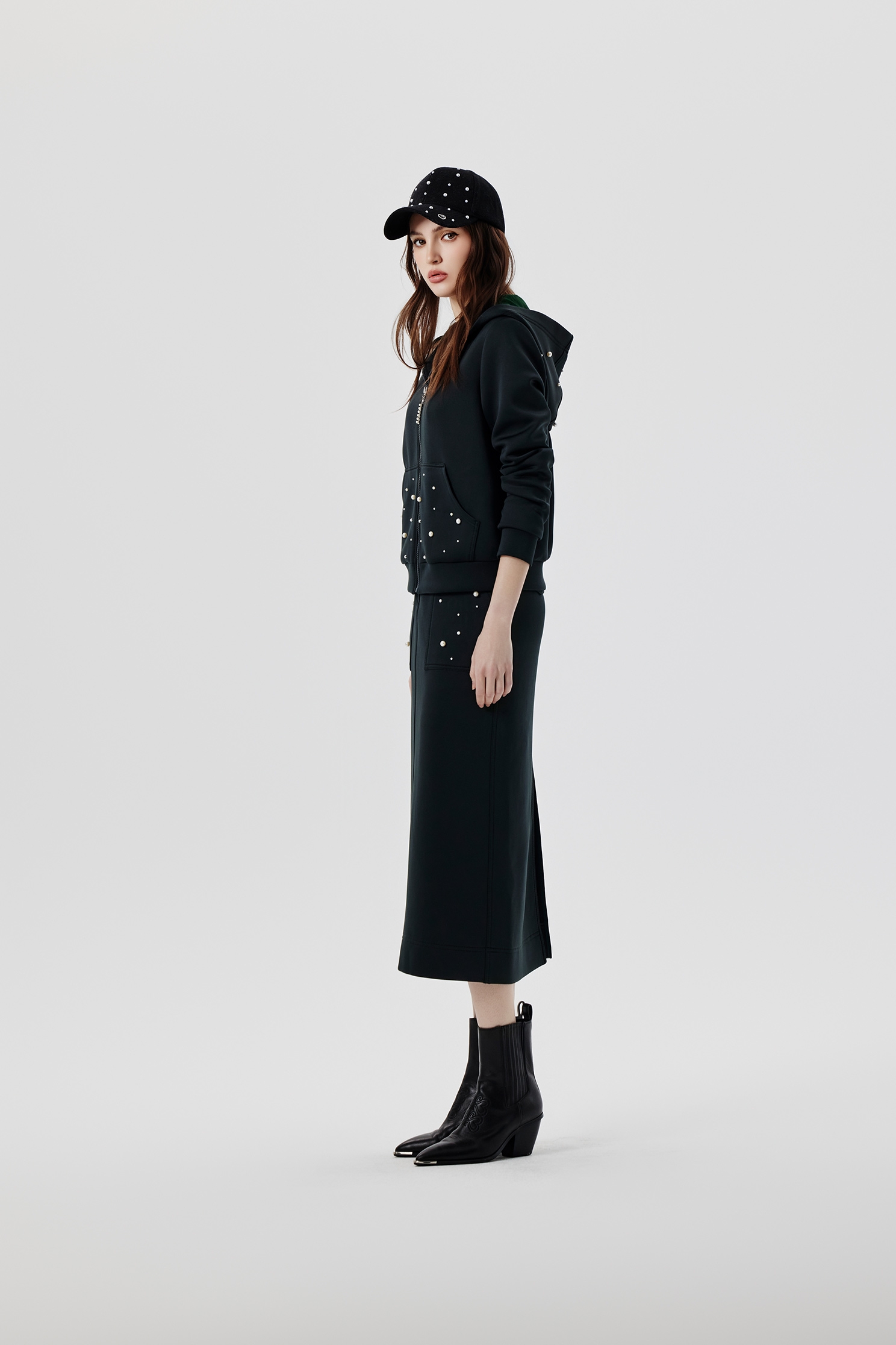 晚山新黛珍珠連帽外套晚山新黛珍珠連帽外套,人氣商品,刺繡,外套,春夏穿搭,時髦成套搭配,珍珠,簡約穿搭,連帽外套