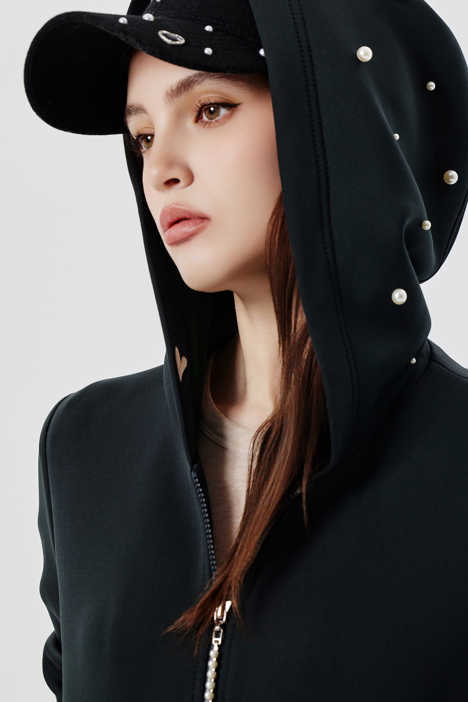 晚山新黛珍珠連帽外套晚山新黛珍珠連帽外套,人氣商品,刺繡,外套,春夏穿搭,時髦成套搭配,珍珠,簡約穿搭,連帽外套