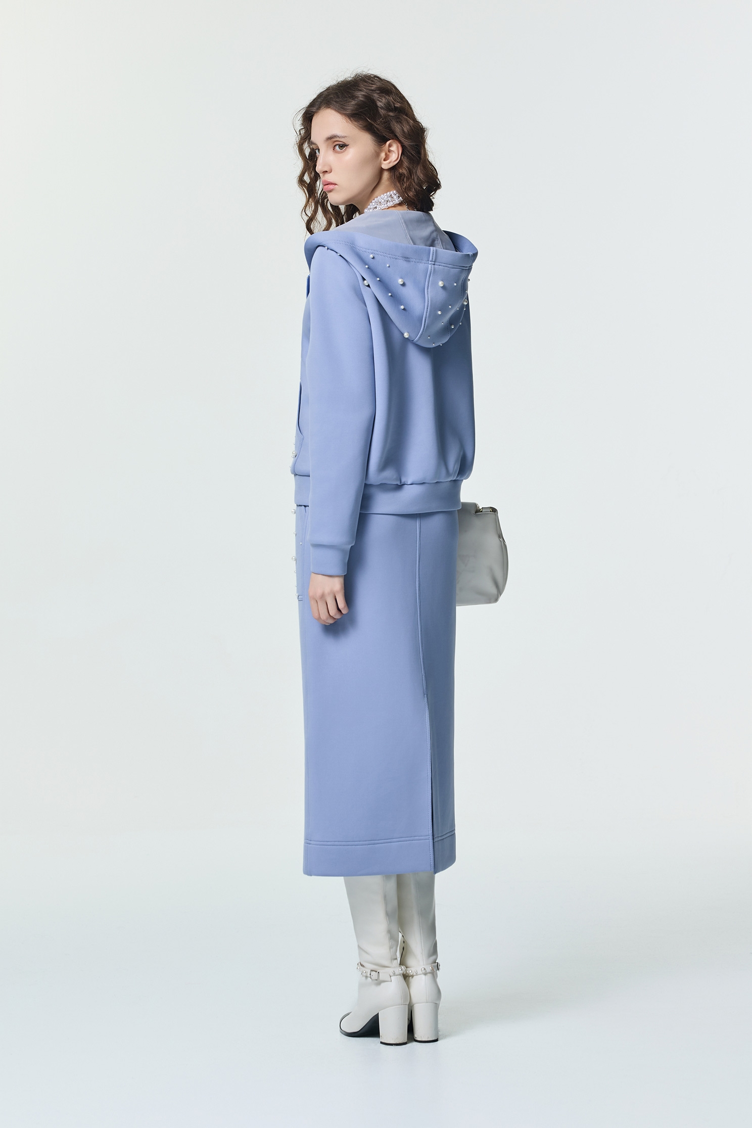 晚山新黛珍珠連帽外套晚山新黛珍珠連帽外套,人氣商品,刺繡,外套,春夏穿搭,時髦成套搭配,珍珠,簡約穿搭,連帽外套