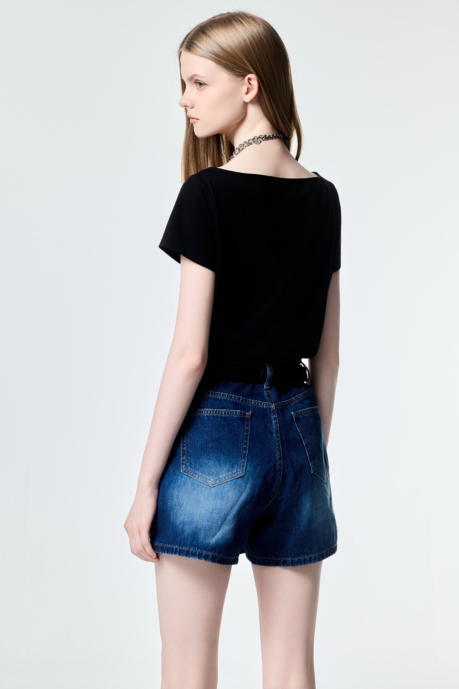 極簡牛仔褲裙極簡牛仔褲裙,丹寧,春夏穿搭,牛仔,牛仔短褲,牛仔褲,短褲,約會特輯,褲裙