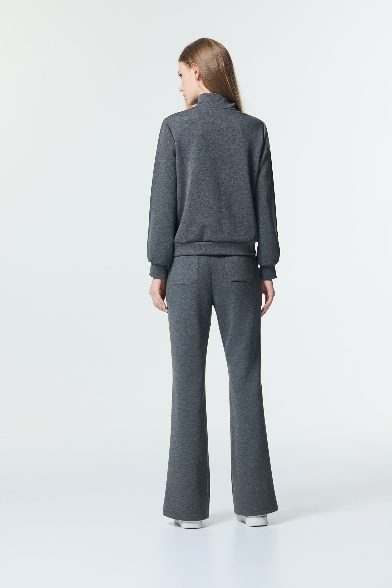 休閒風喇叭長褲粉紅雪糕色喇叭褲,刺繡,喇叭褲,時髦成套搭配,秋冬穿搭,簡約穿搭,褲子,長褲