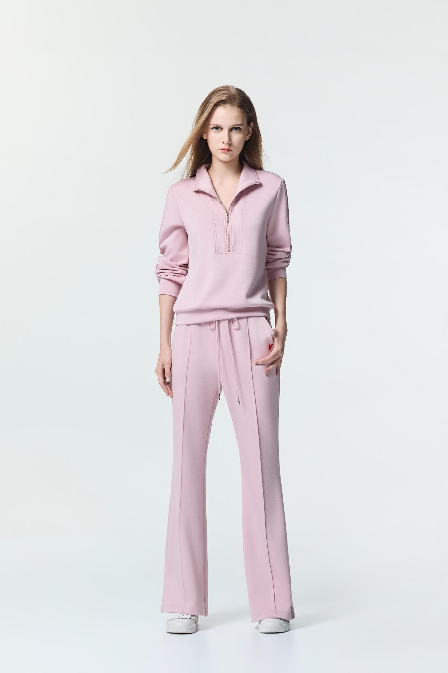 休閒風喇叭長褲粉紅雪糕色喇叭褲,刺繡,喇叭褲,時髦成套搭配,秋冬穿搭,簡約穿搭,褲子,長褲