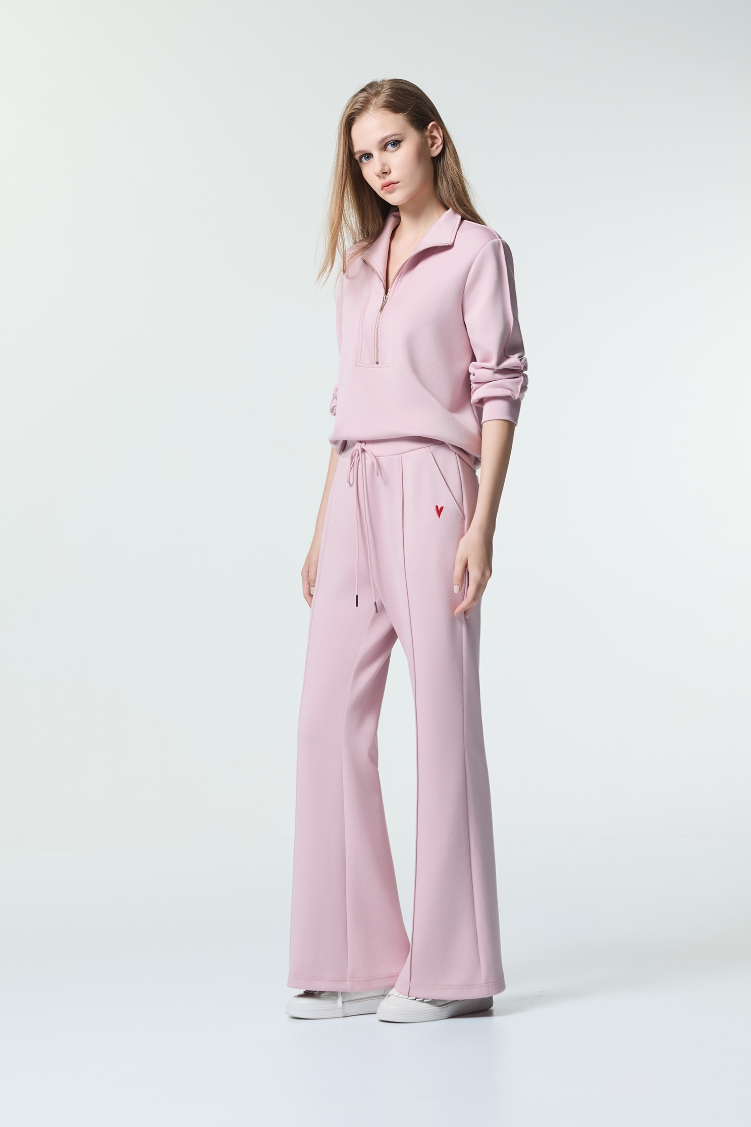 休閒風喇叭長褲粉紅雪糕色喇叭褲,刺繡,喇叭褲,時髦成套搭配,秋冬穿搭,簡約穿搭,褲子,長褲