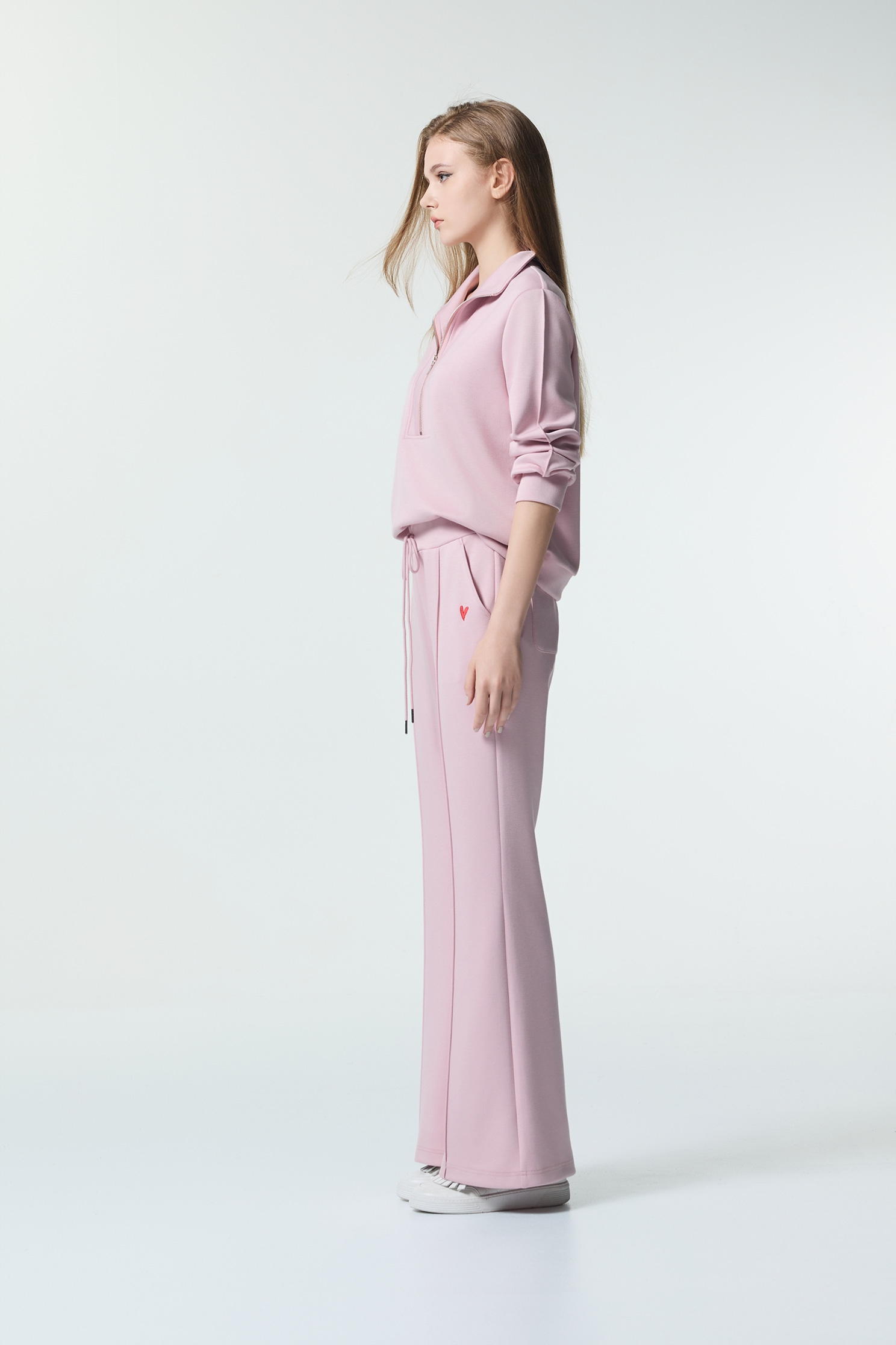 休閒風喇叭長褲粉紅雪糕色喇叭褲,刺繡,喇叭褲,時髦成套搭配,秋冬穿搭,簡約穿搭,褲子,長褲