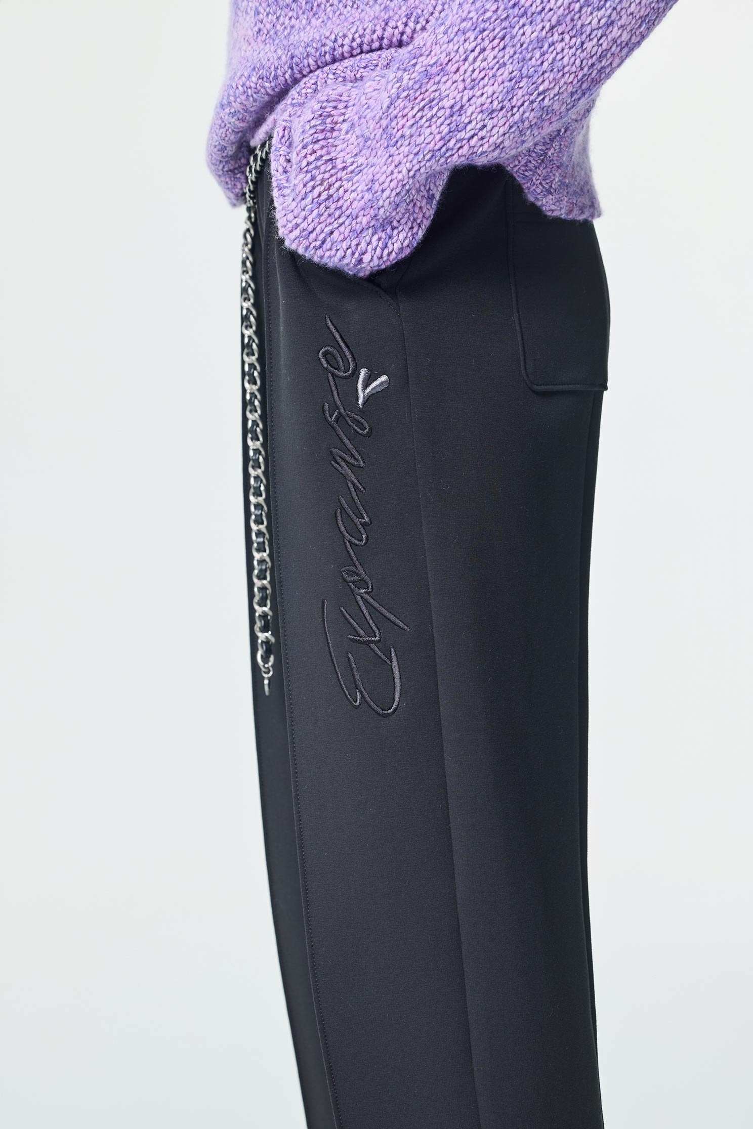 精緻刺繡簡約慢跑褲精緻刺繡簡約慢跑褲,刺繡,刺繡單品特輯,秋冬穿搭,簡約穿搭,繭型褲