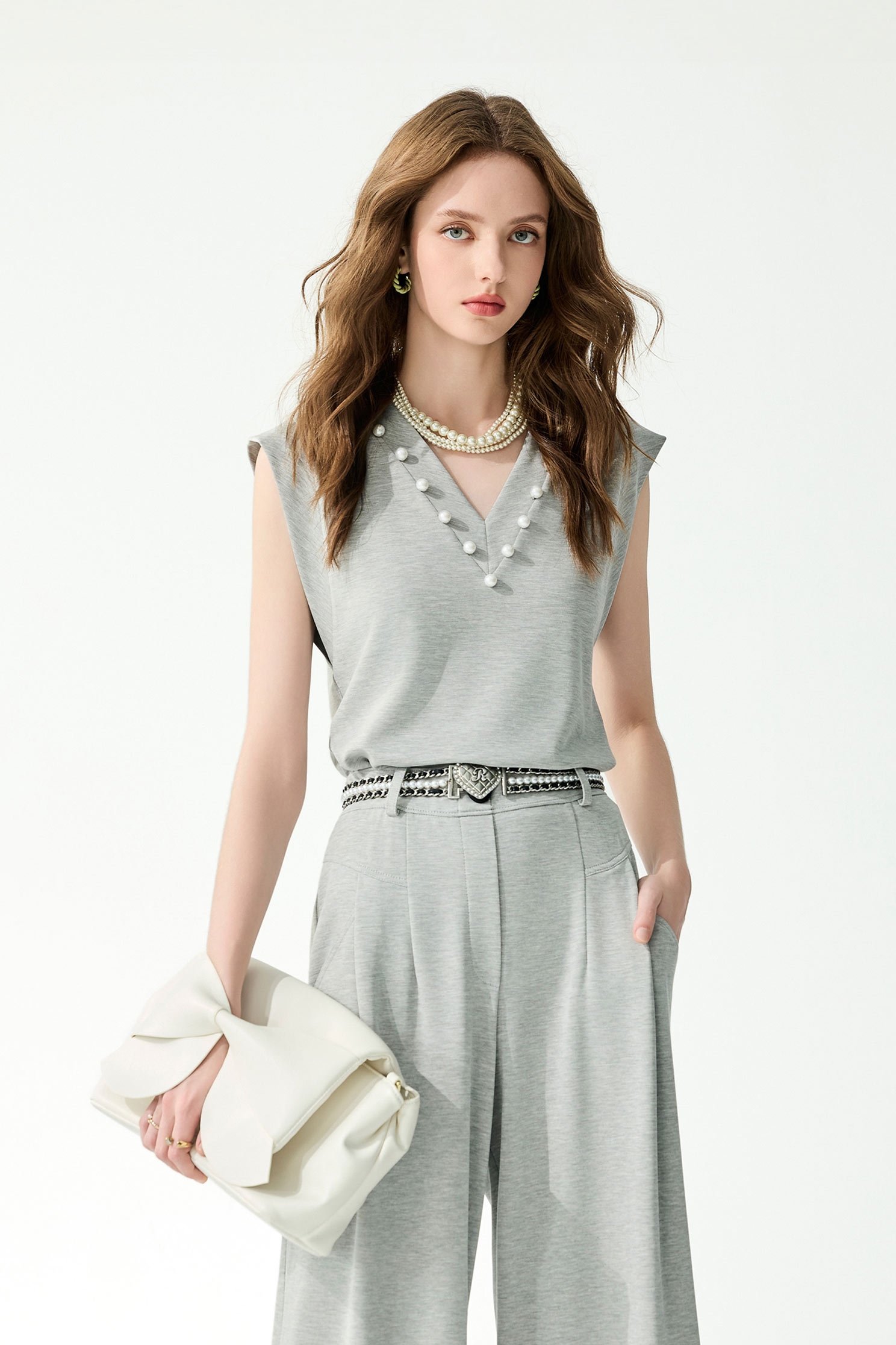 極簡鑲珍珠無袖上衣極簡鑲珍珠無袖上衣,一般背心,一般背心馬甲,上衣,春夏穿搭,珍珠,白色背心,背心,黑色背心