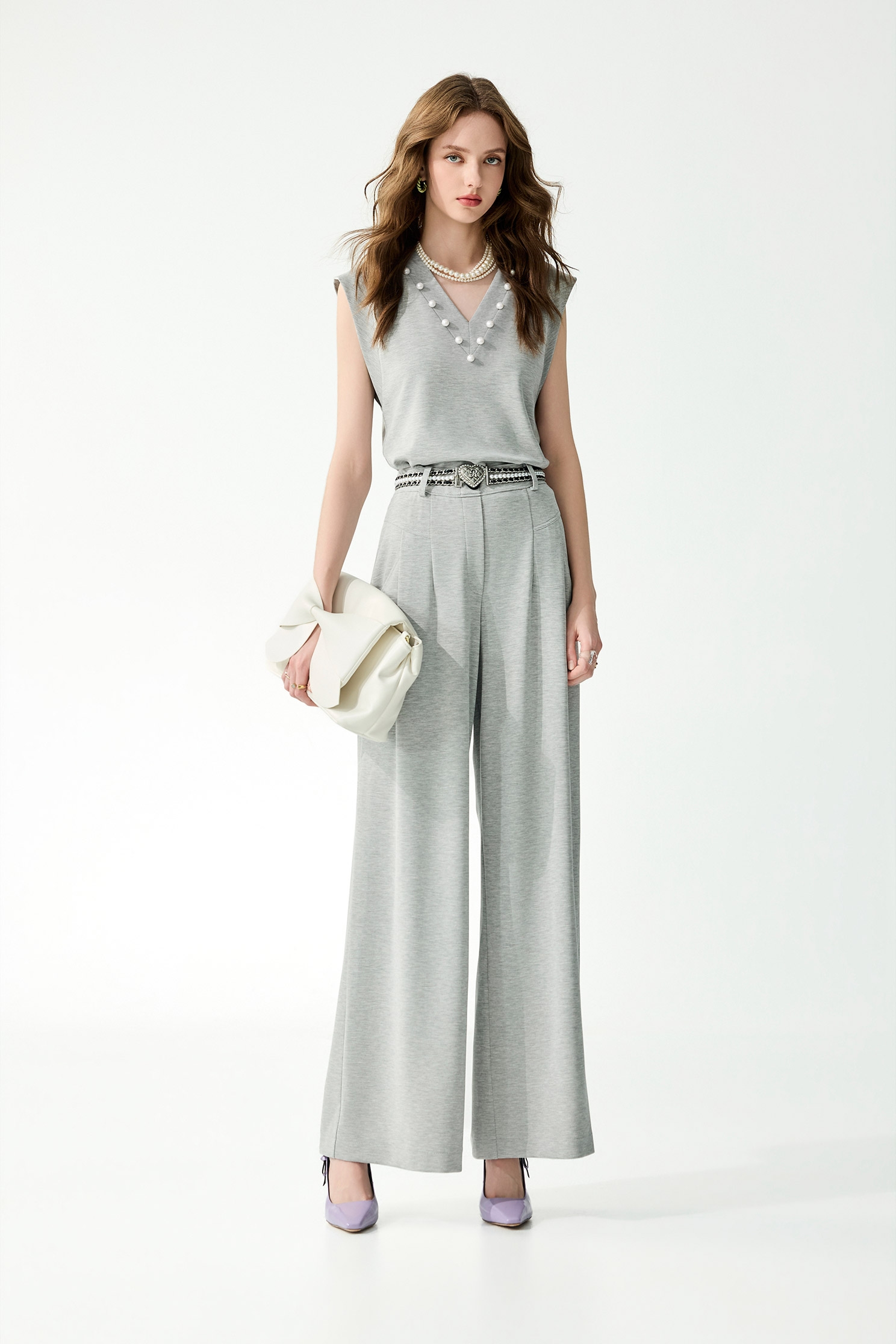 極簡鑲珍珠無袖上衣極簡鑲珍珠無袖上衣,一般背心,一般背心馬甲,上衣,春夏穿搭,珍珠,白色背心,背心,黑色背心