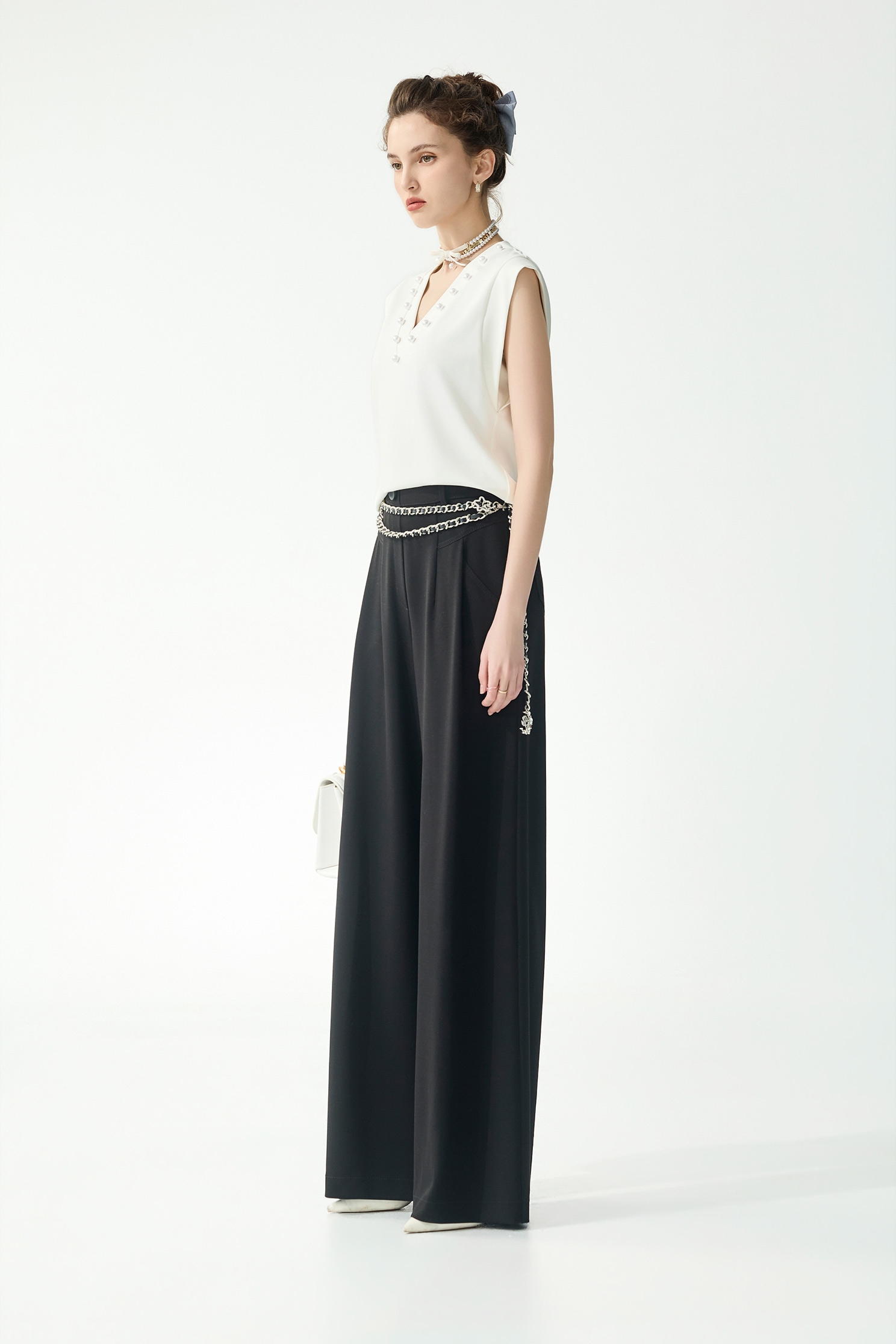 極簡鑲珍珠無袖上衣極簡鑲珍珠無袖上衣,一般背心,一般背心馬甲,上衣,春夏穿搭,珍珠,白色背心,背心,黑色背心