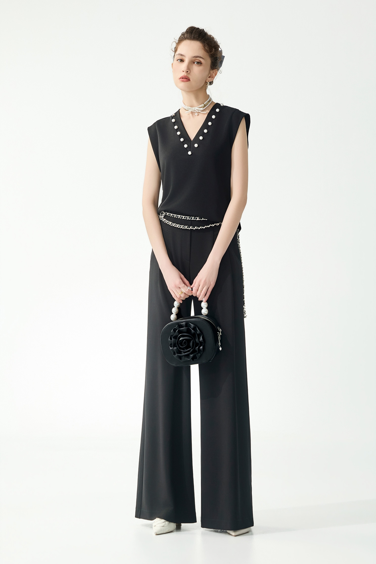 極簡鑲珍珠無袖上衣極簡鑲珍珠無袖上衣,一般背心,一般背心馬甲,上衣,春夏穿搭,珍珠,白色背心,背心,黑色背心