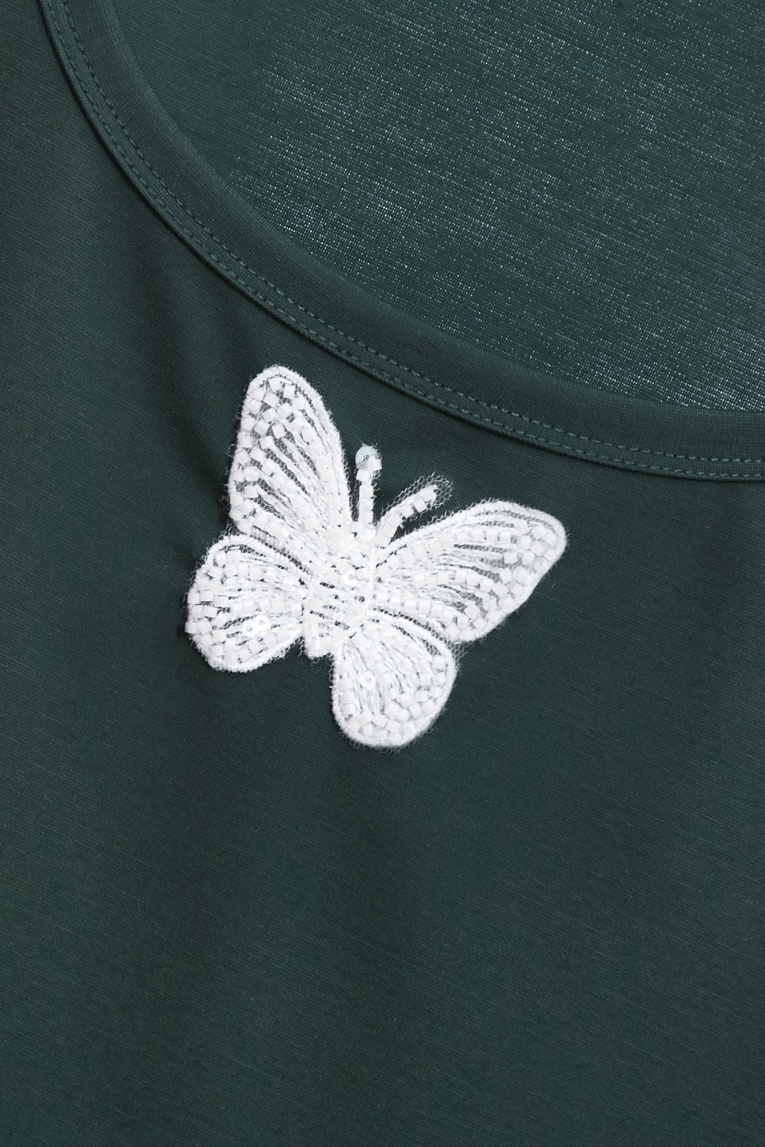 極簡綴珠飾T恤背心Beaded Butterfly Detail Tank Top,一般背心,白色背心,秋冬穿搭,背心