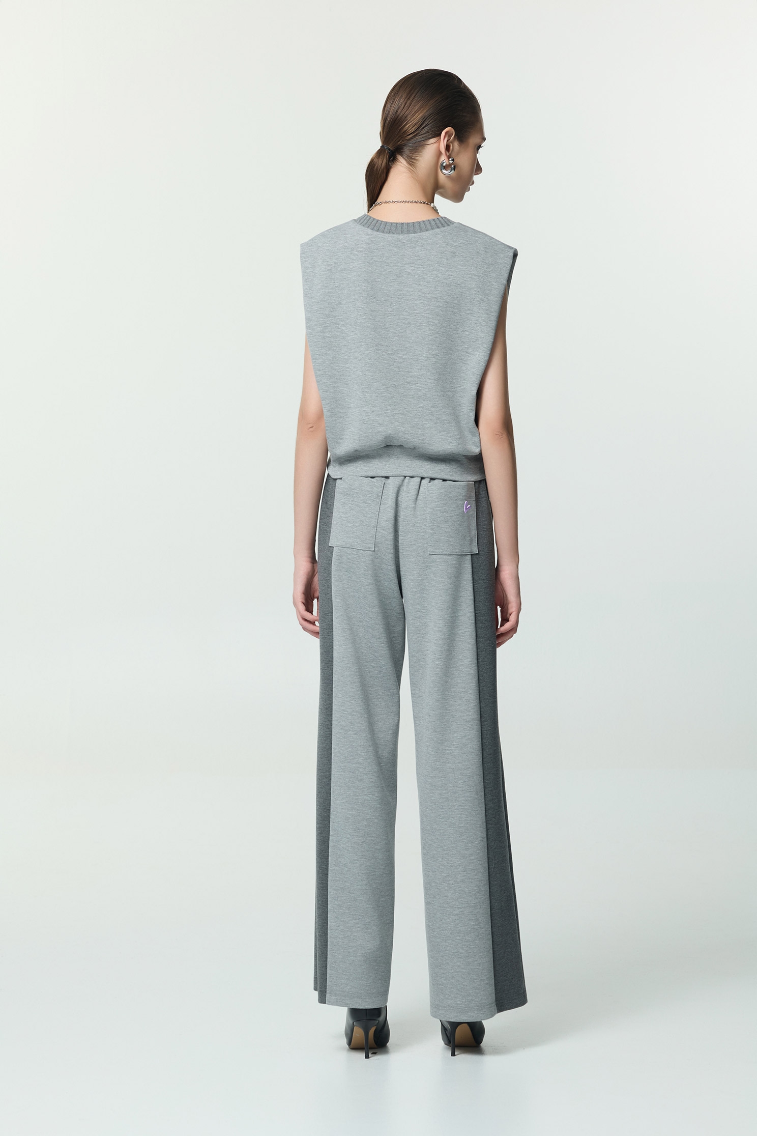 復古藍休閒風上衣復古藍休閒風上衣,V領上衣,V領背心,一般背心,一般背心馬甲,上衣,刺繡,時髦成套搭配,無袖背心,秋冬穿搭,背心,輕奢度假,輕奢渡假