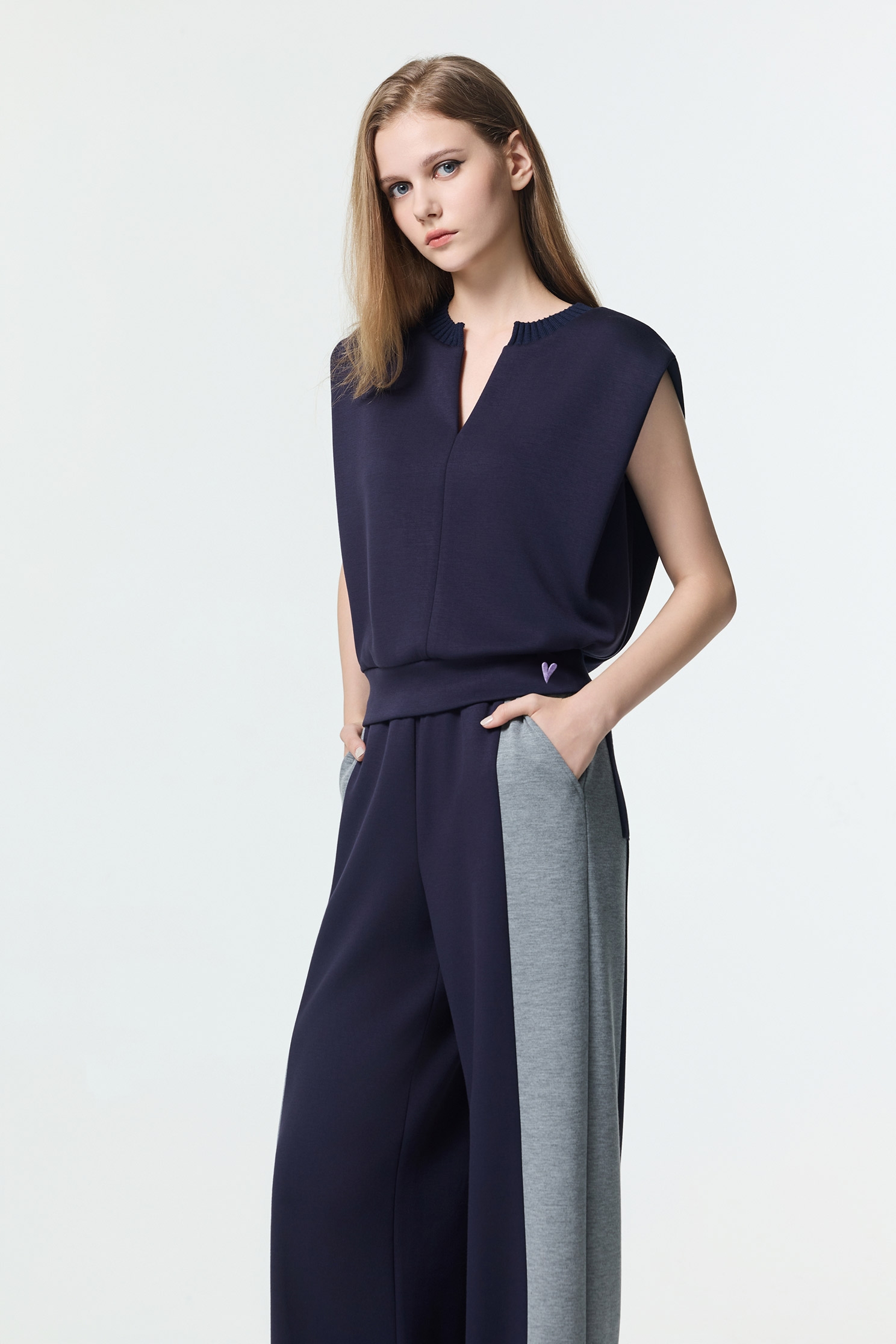 復古藍休閒風上衣復古藍休閒風上衣,V領上衣,V領背心,一般背心,一般背心馬甲,上衣,刺繡,時髦成套搭配,無袖背心,秋冬穿搭,背心,輕奢度假,輕奢渡假