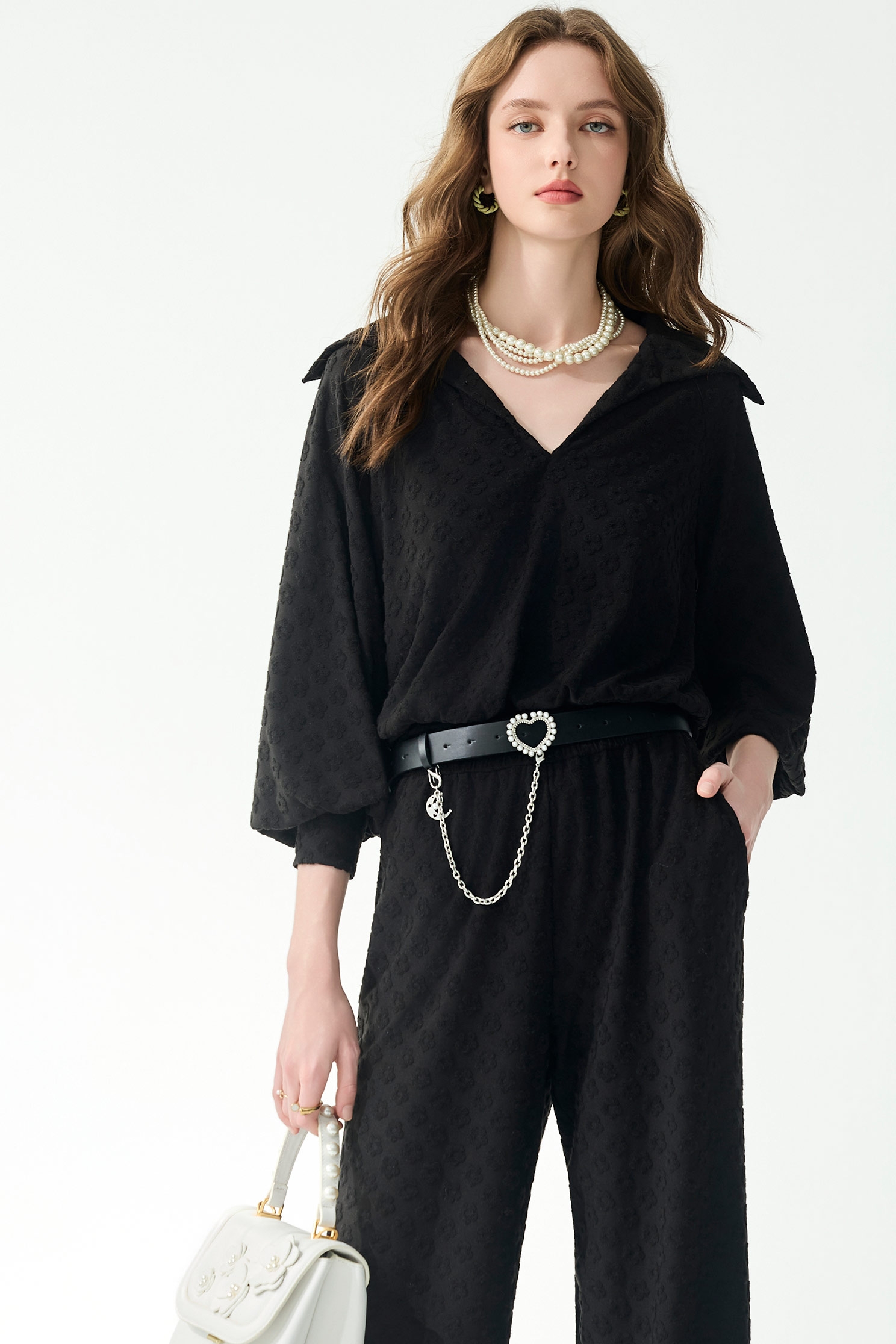 極簡立體花朵褆花上衣極簡立體花朵褆花上衣,上衣,春夏穿搭,黑色上衣