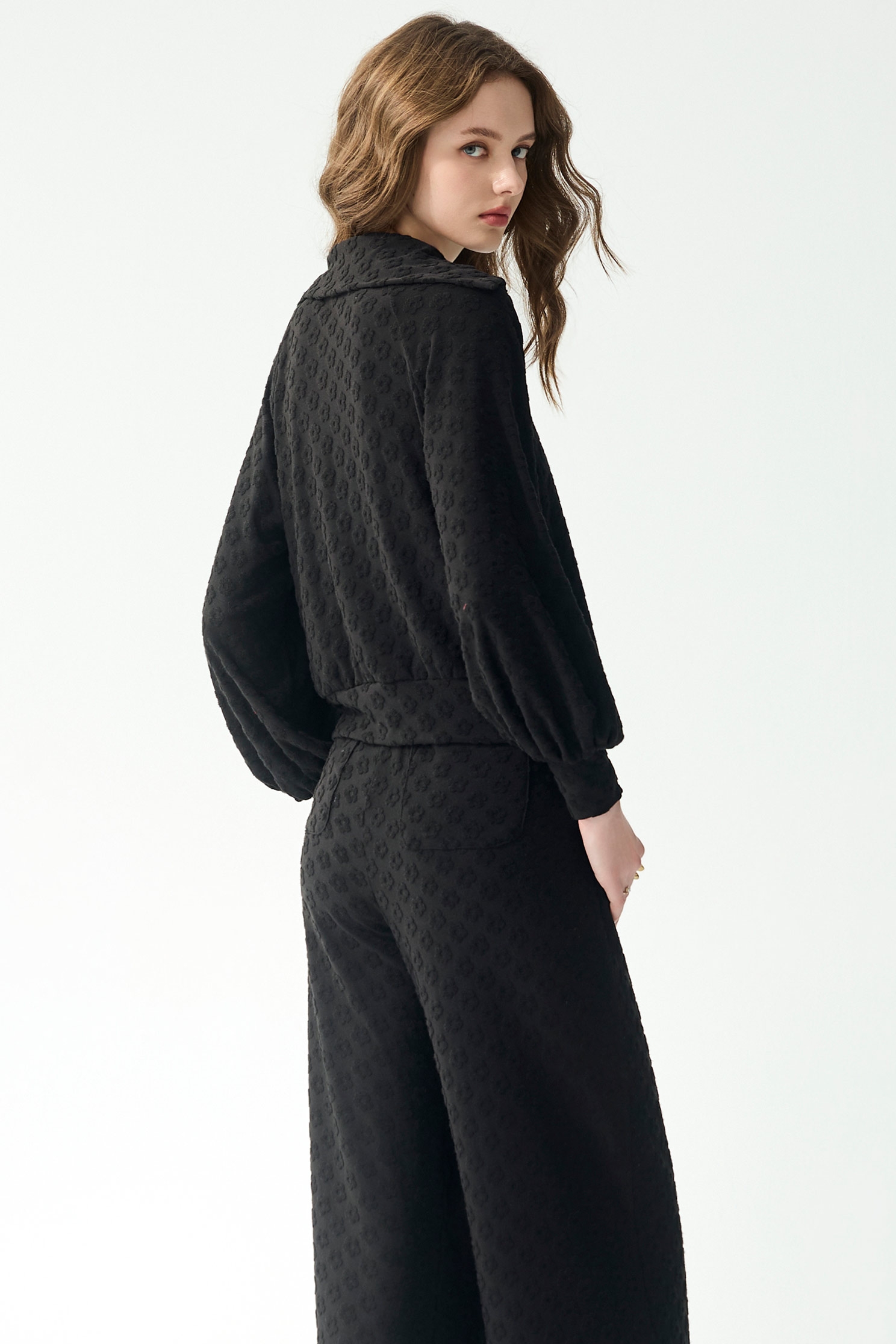 極簡立體花朵褆花上衣極簡立體花朵褆花上衣,上衣,春夏穿搭,黑色上衣