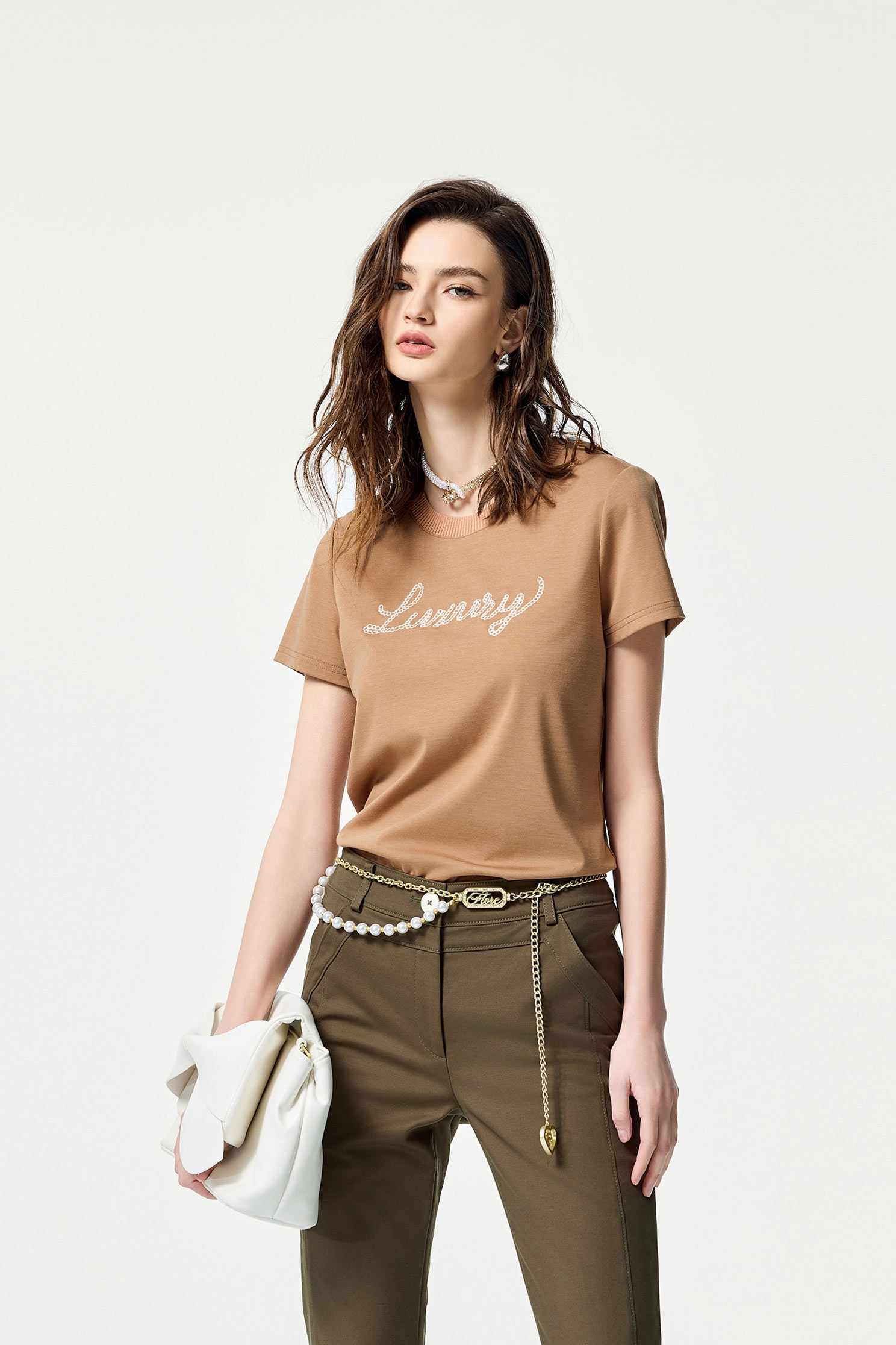 單字繩索刺繡T恤上衣單字繩索刺繡T恤上衣,T-Shirt,上衣,刺繡,春夏穿搭,白色上衣