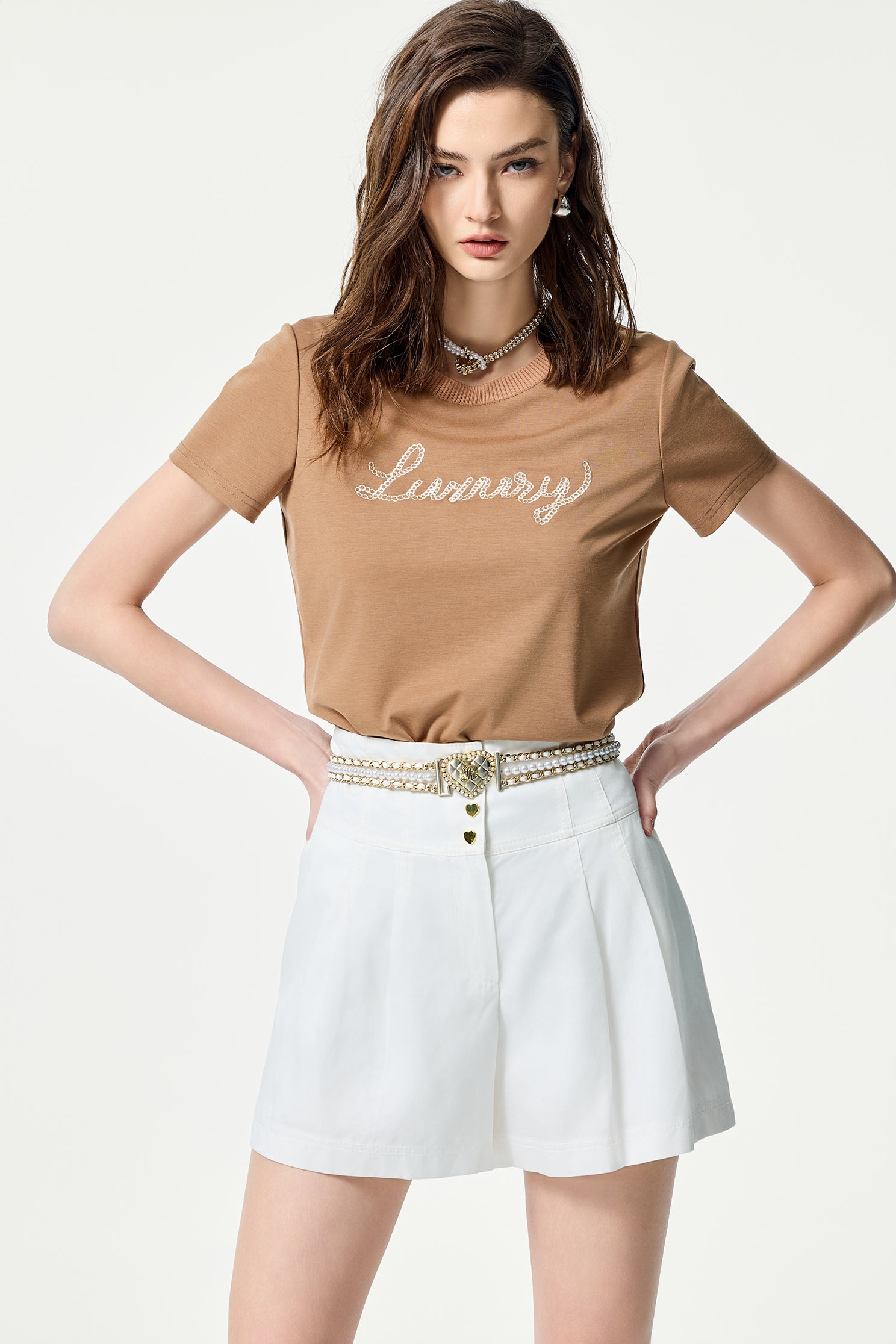 單字繩索刺繡T恤上衣單字繩索刺繡T恤上衣,T-Shirt,上衣,刺繡,春夏穿搭,白色上衣