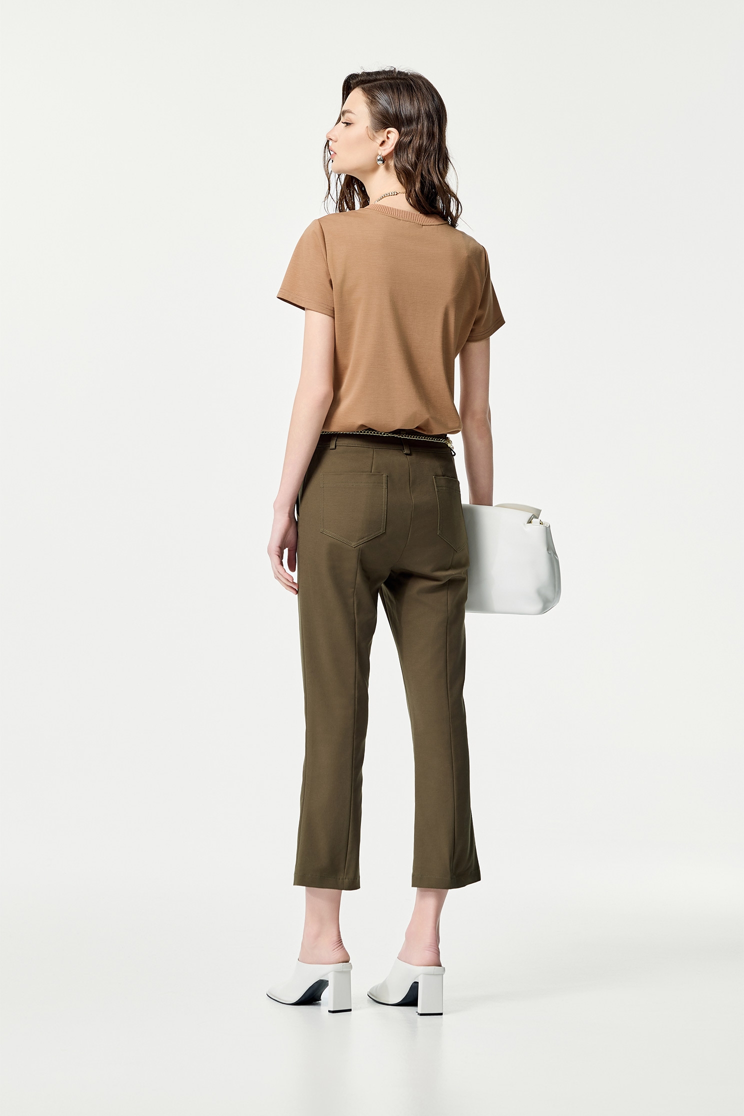 單字繩索刺繡T恤上衣單字繩索刺繡T恤上衣,T-Shirt,上衣,刺繡,春夏穿搭,白色上衣