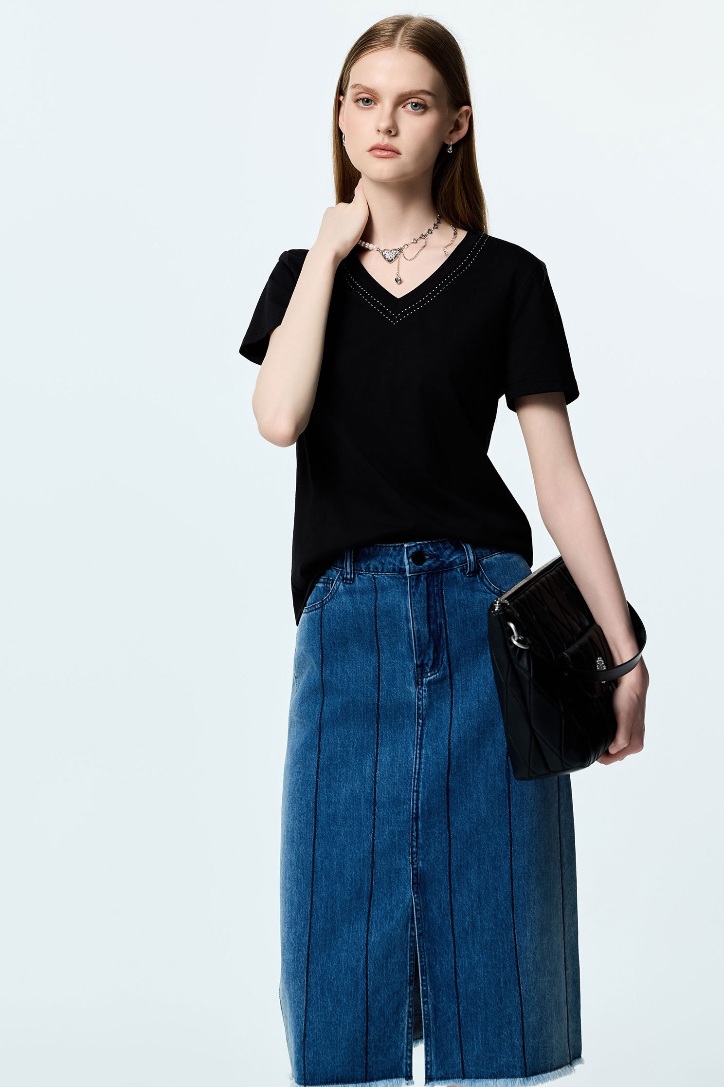 極簡合身鑲色邊T恤上衣極簡合身鑲色邊T恤上衣,T-Shirt,上衣,刺繡,春夏穿搭,黑色上衣