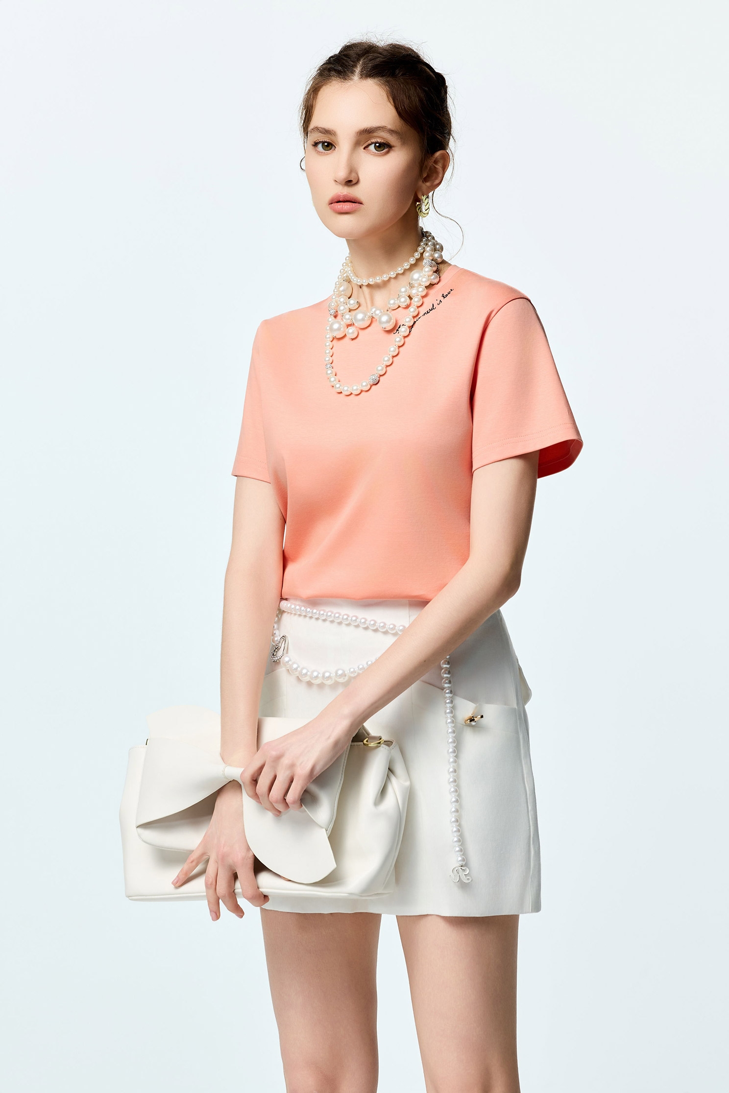 極簡字串繡花T恤上衣極簡字串繡花T恤上衣,T-Shirt,上衣,刺繡,春夏穿搭,白色上衣,繡花