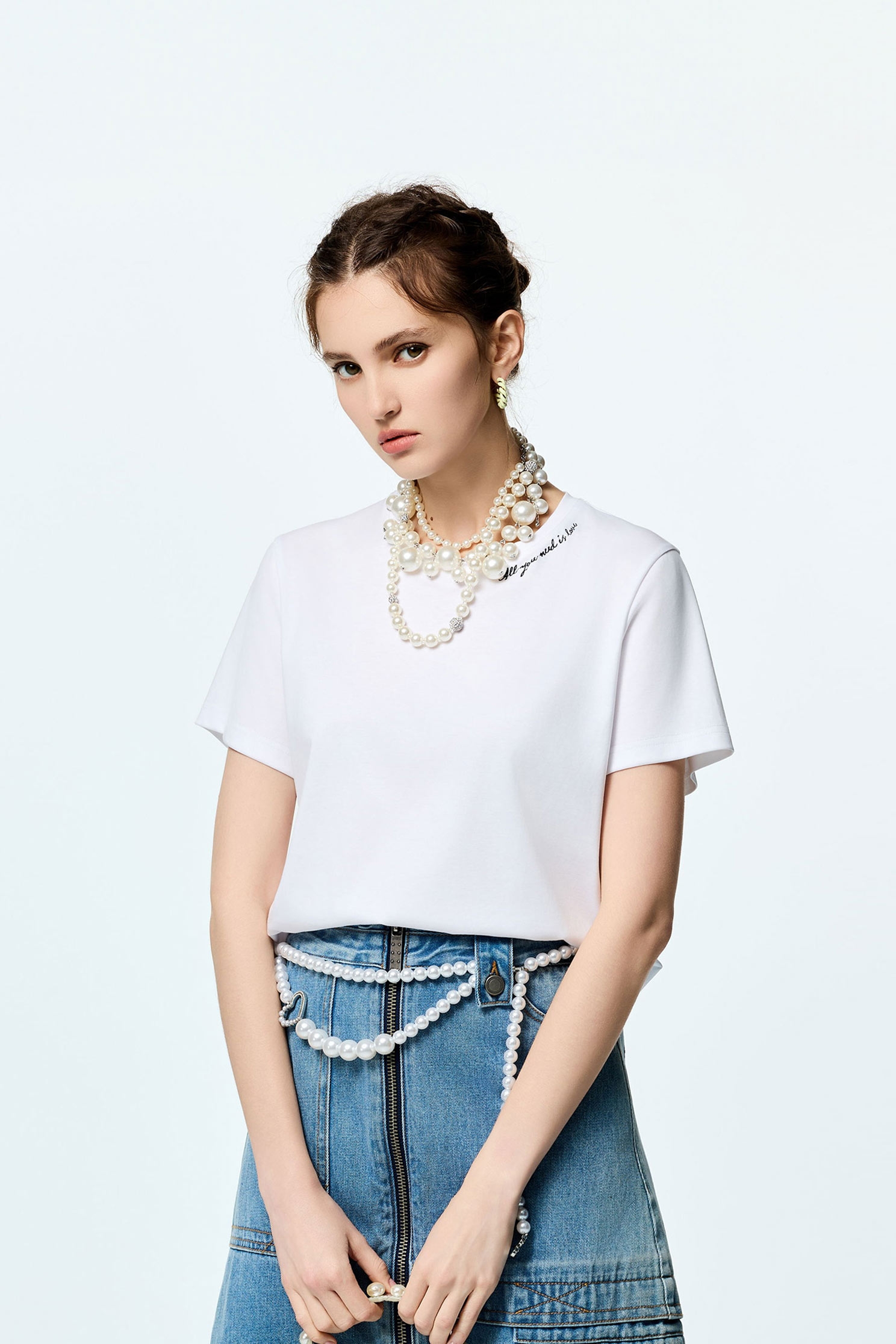 極簡字串繡花T恤上衣極簡字串繡花T恤上衣,T-Shirt,上衣,刺繡,春夏穿搭,白色上衣,繡花