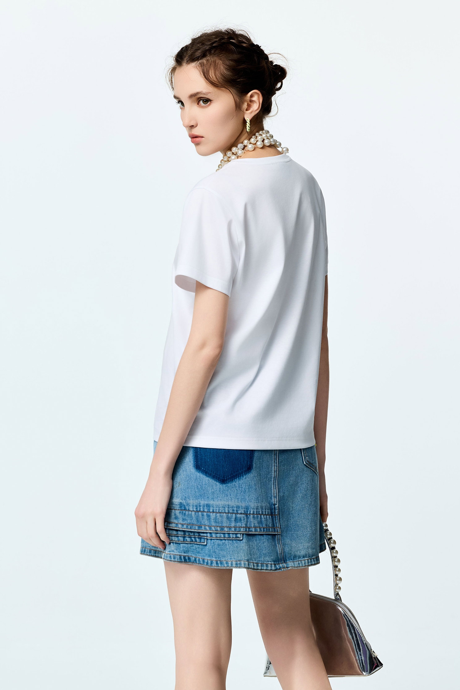 極簡字串繡花T恤上衣極簡字串繡花T恤上衣,T-Shirt,上衣,刺繡,春夏穿搭,白色上衣,繡花