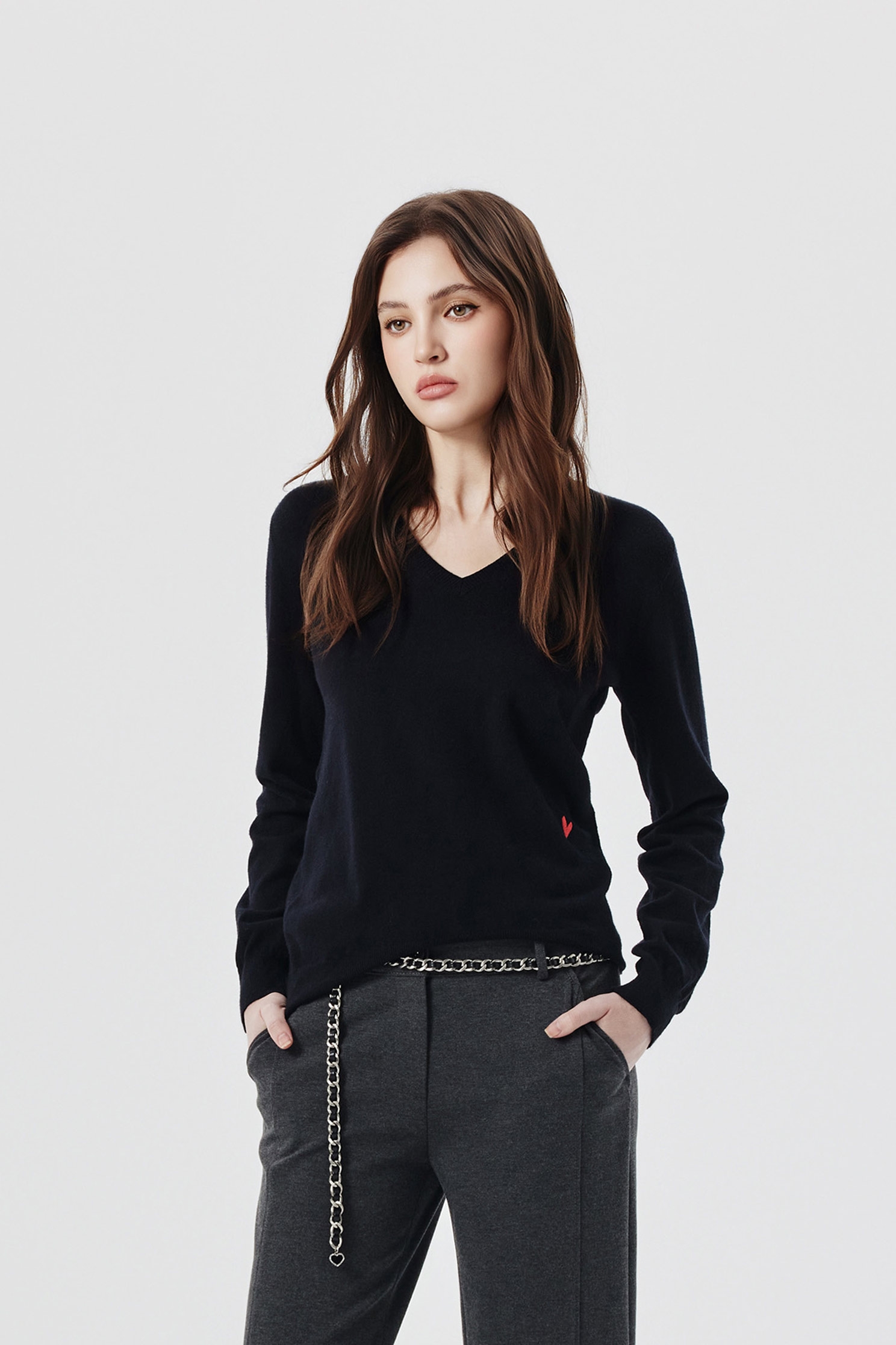 簡約法式基礎針織上衣簡約法式基礎針織上衣,V領上衣,上衣,刺繡,秋冬穿搭,簡約穿搭,針織,針織上衣,針織衫