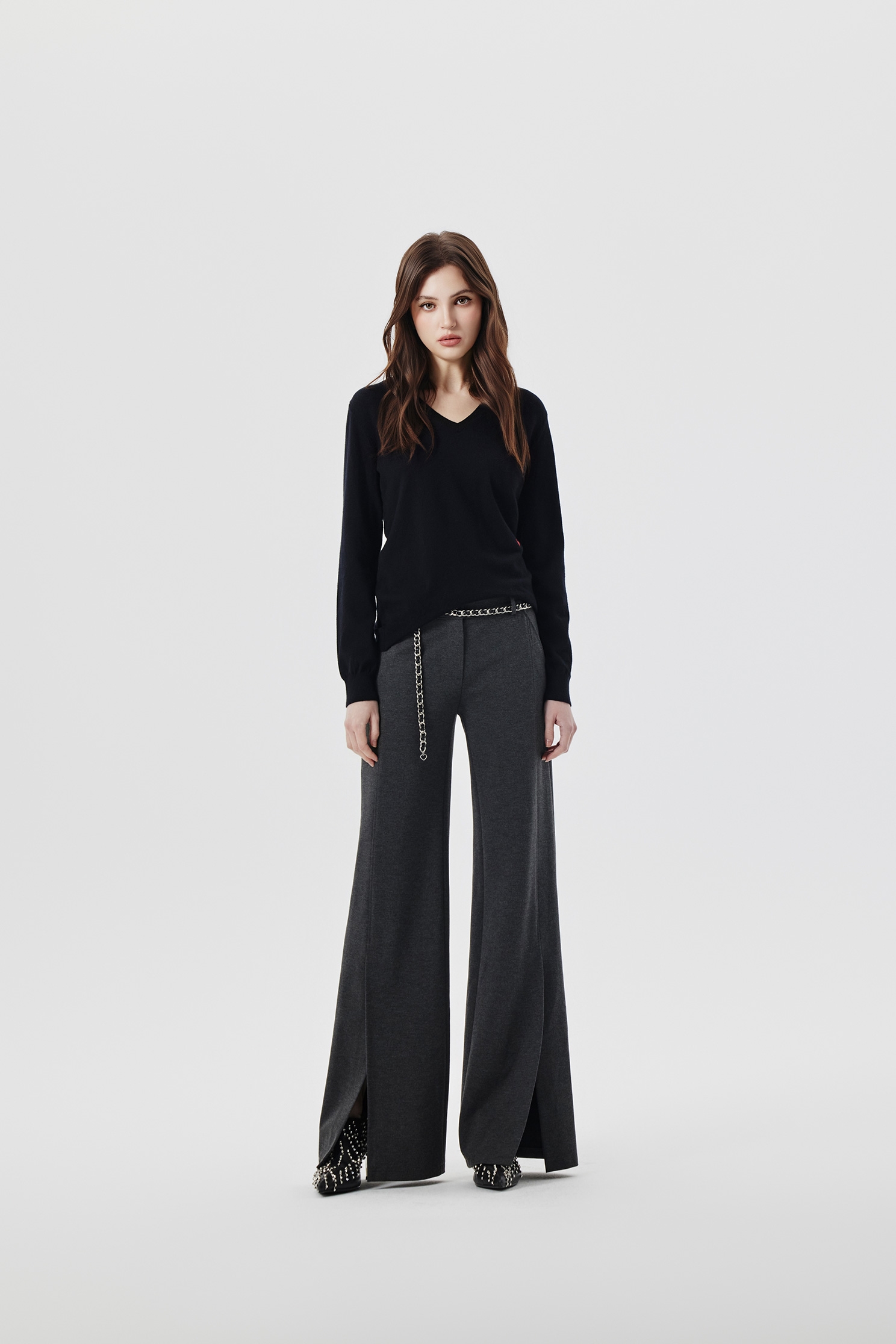 簡約法式基礎針織上衣簡約法式基礎針織上衣,V領上衣,上衣,刺繡,秋冬穿搭,簡約穿搭,針織,針織上衣,針織衫