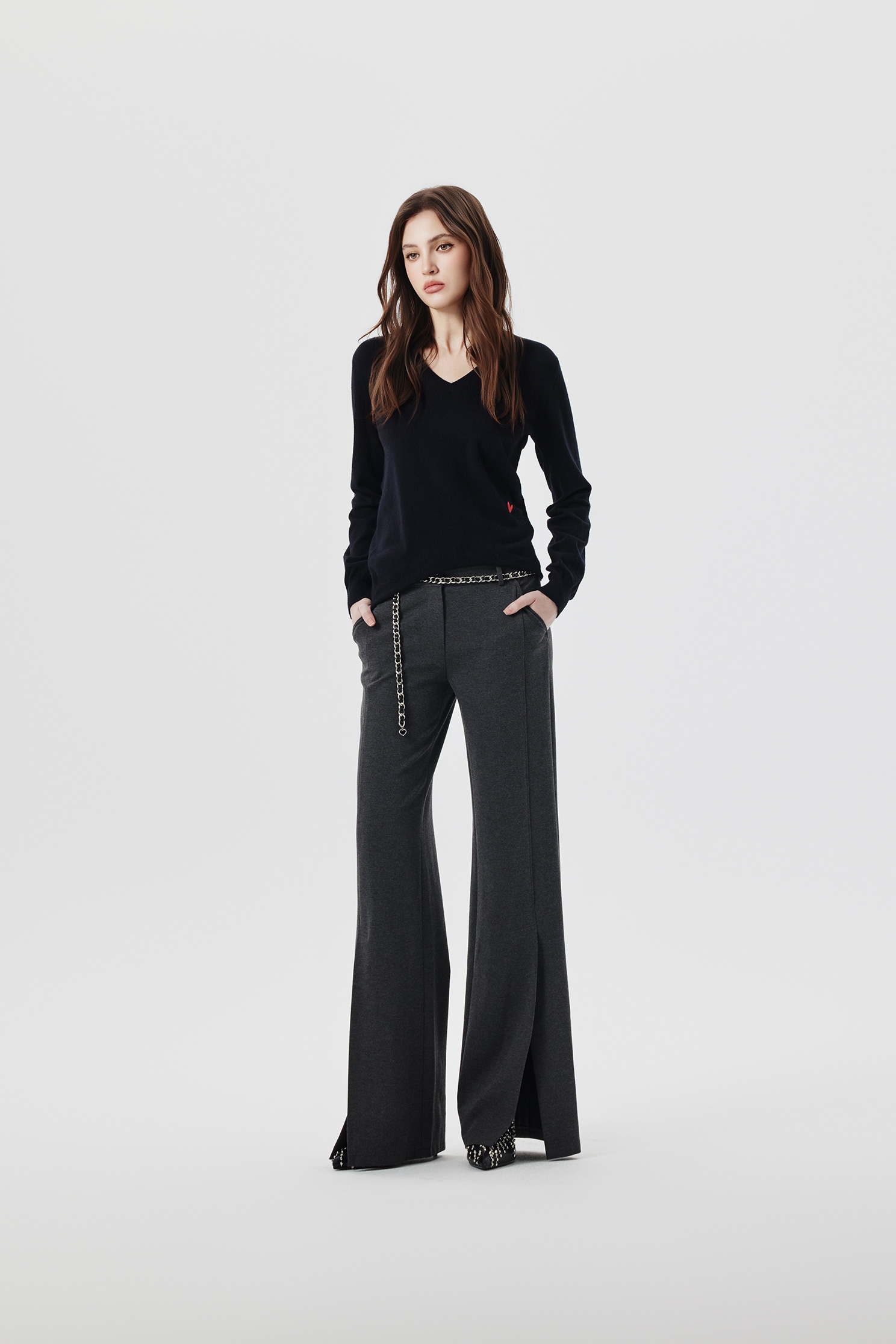 簡約法式基礎針織上衣簡約法式基礎針織上衣,V領上衣,上衣,刺繡,秋冬穿搭,簡約穿搭,針織,針織上衣,針織衫