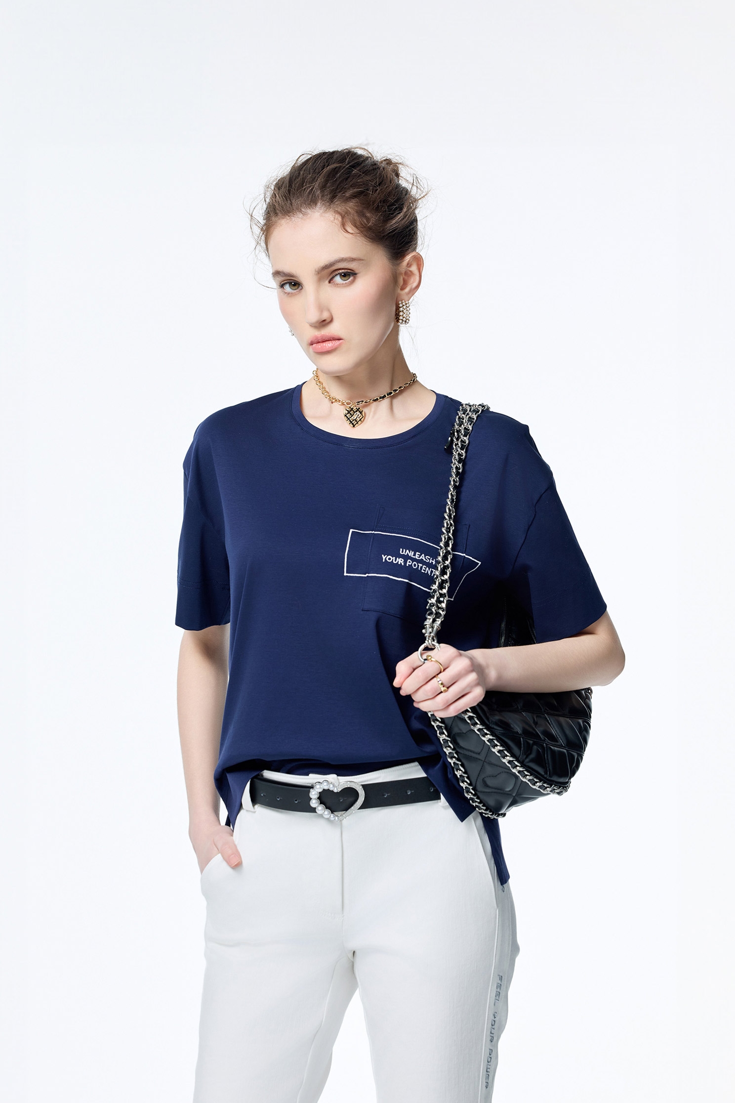 口袋刺繡造型T恤上衣口袋刺繡造型T恤上衣,T-Shirt,上衣,人氣商品,刺繡,春夏穿搭,純棉